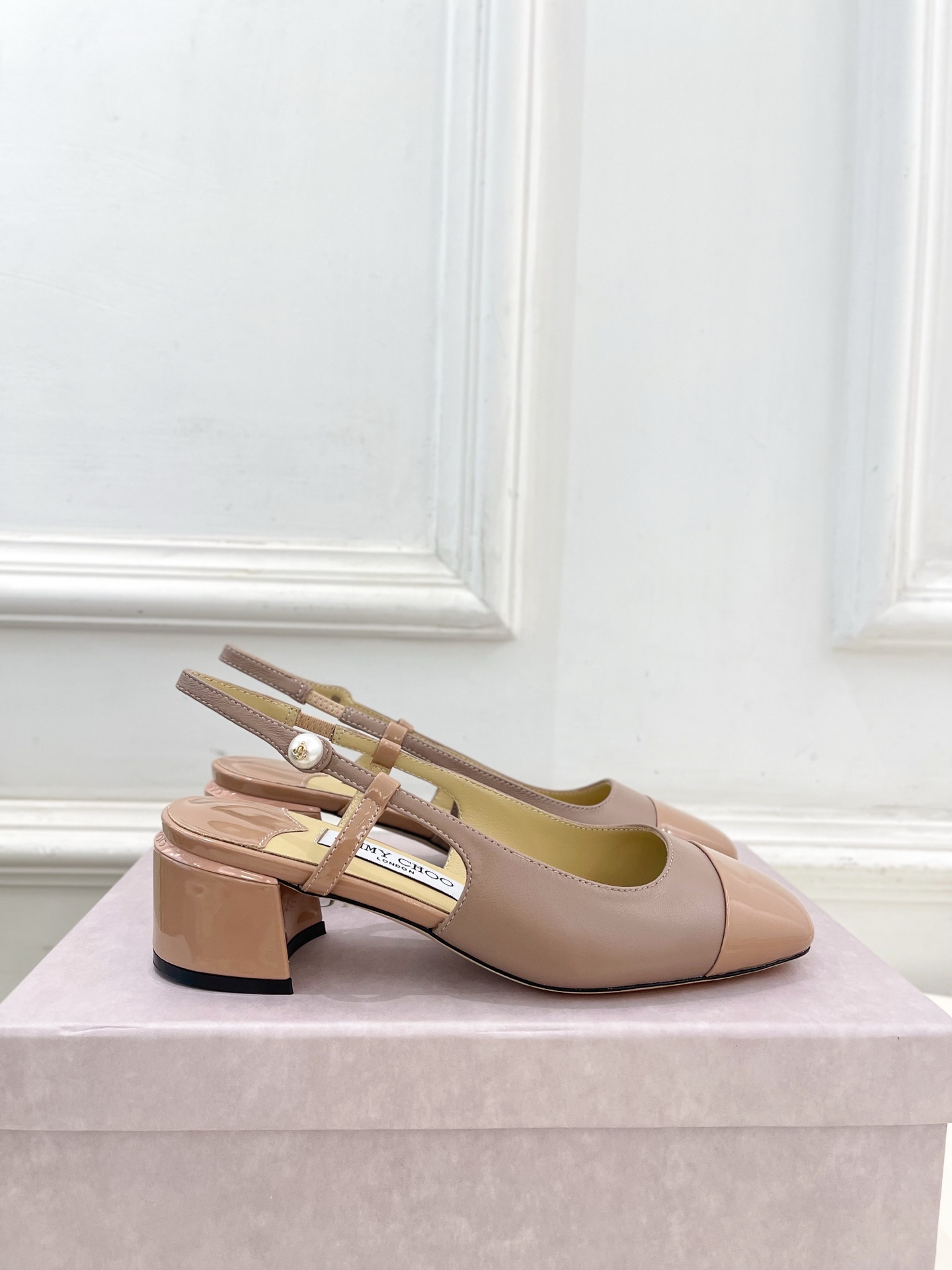 JimmyChoo✨吉米周 25ss ———
    
2025春夏新品 专柜最新 JC方头拼色粗跟后空