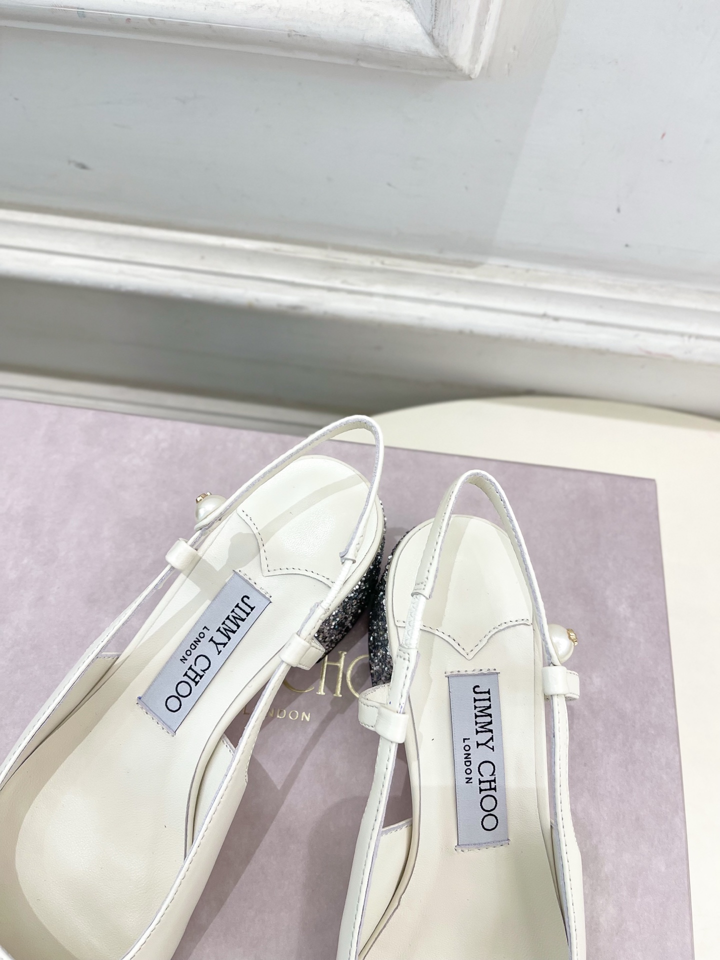 JimmyChoo✨吉米周 25ss ———
    
2025春夏新品 专柜最新 JC方头拼色粗跟后空