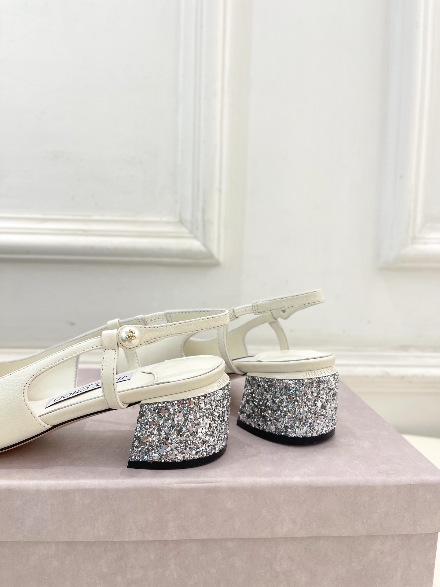 JimmyChoo✨吉米周 25ss ———
    
2025春夏新品 专柜最新 JC方头拼色粗跟后空