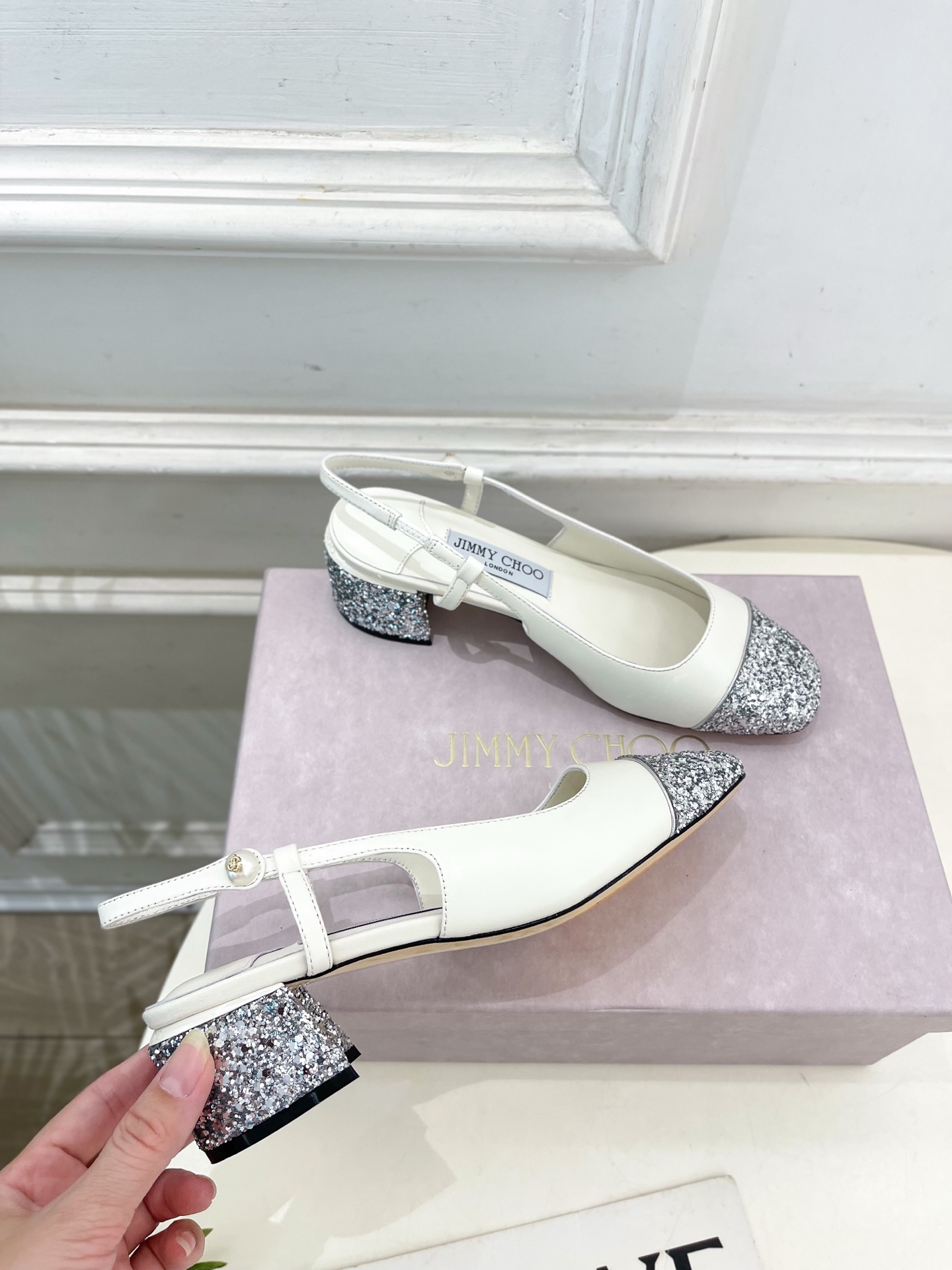 JimmyChoo✨吉米周 25ss ———
    
2025春夏新品 专柜最新 JC方头拼色粗跟后空