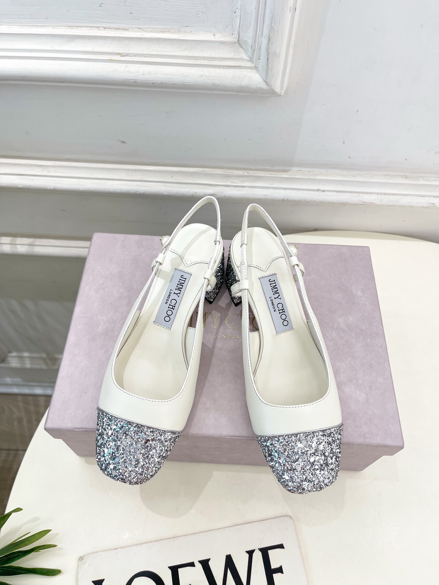 JimmyChoo✨吉米周 25ss ———
    
2025春夏新品 专柜最新 JC方头拼色粗跟后空