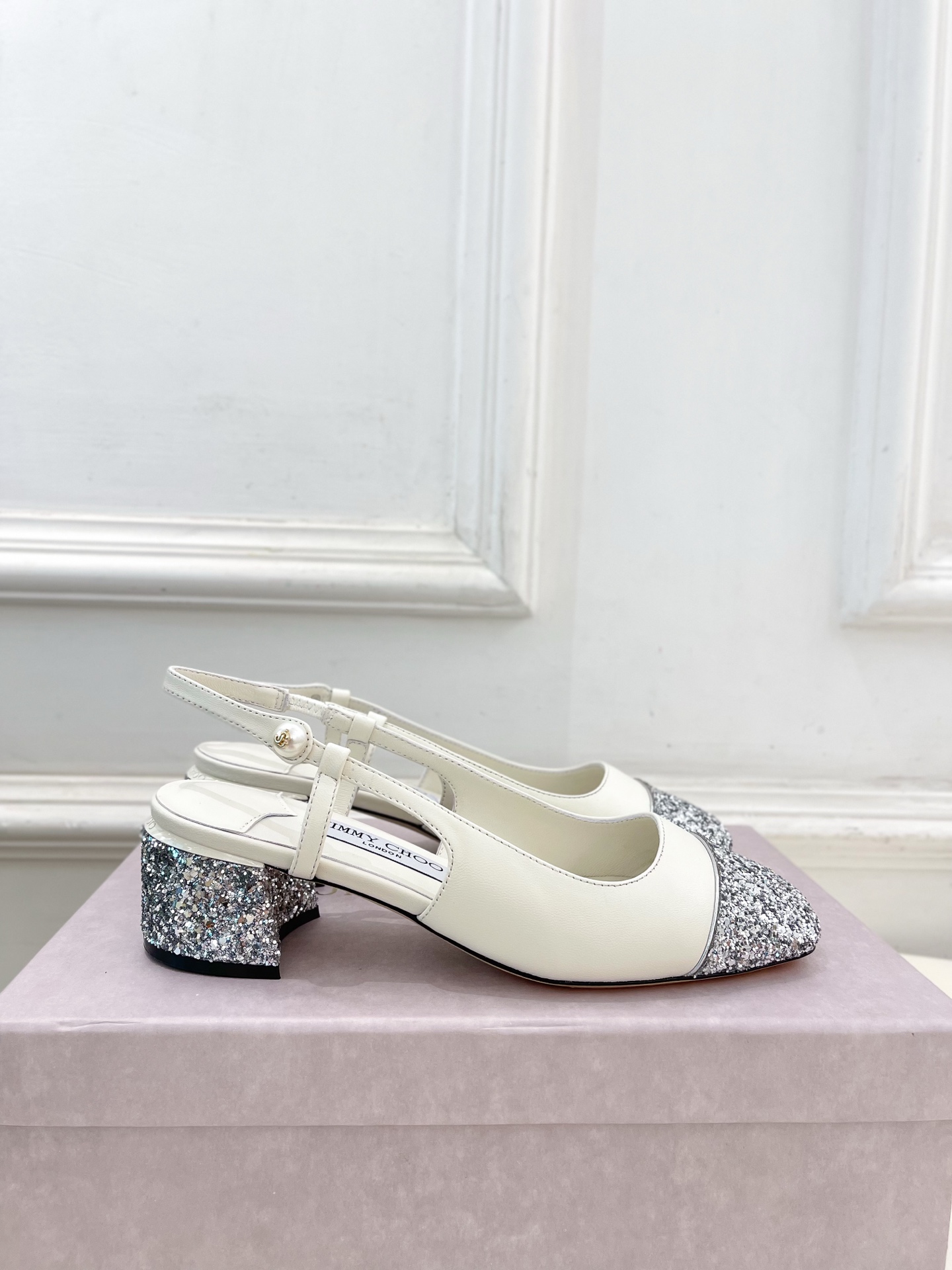 JimmyChoo✨吉米周 25ss ———
    
2025春夏新品 专柜最新 JC方头拼色粗跟后空