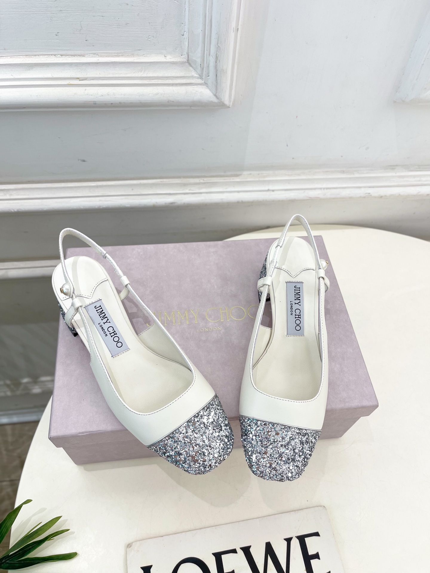 JimmyChoo✨吉米周 25ss ———
    
2025春夏新品 专柜最新 JC方头拼色粗跟后空