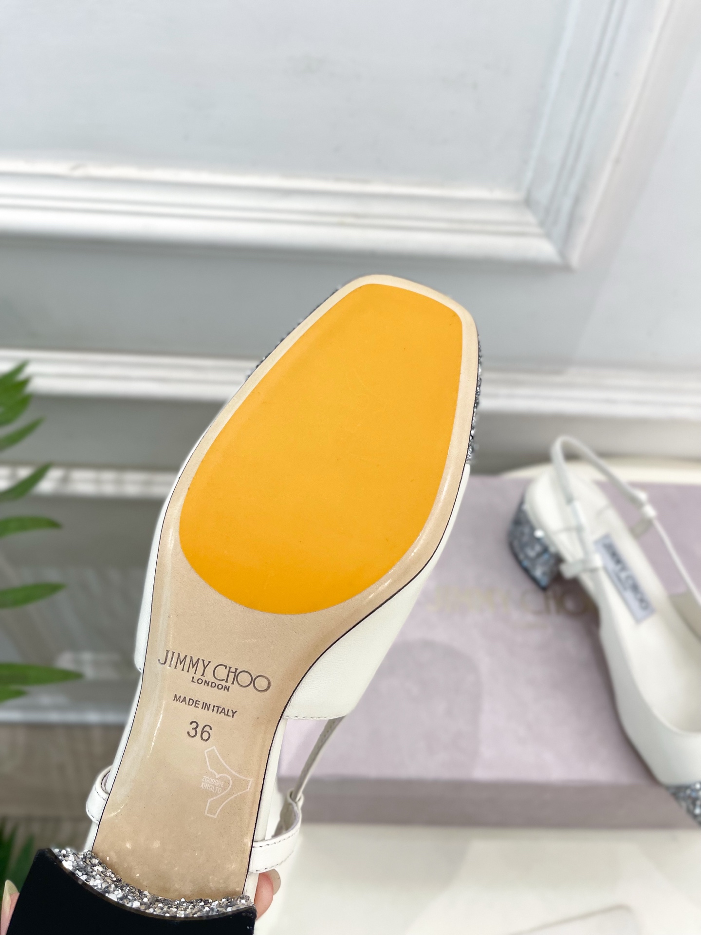 JimmyChoo✨吉米周 25ss ———
    
2025春夏新品 专柜最新 JC方头拼色粗跟后空