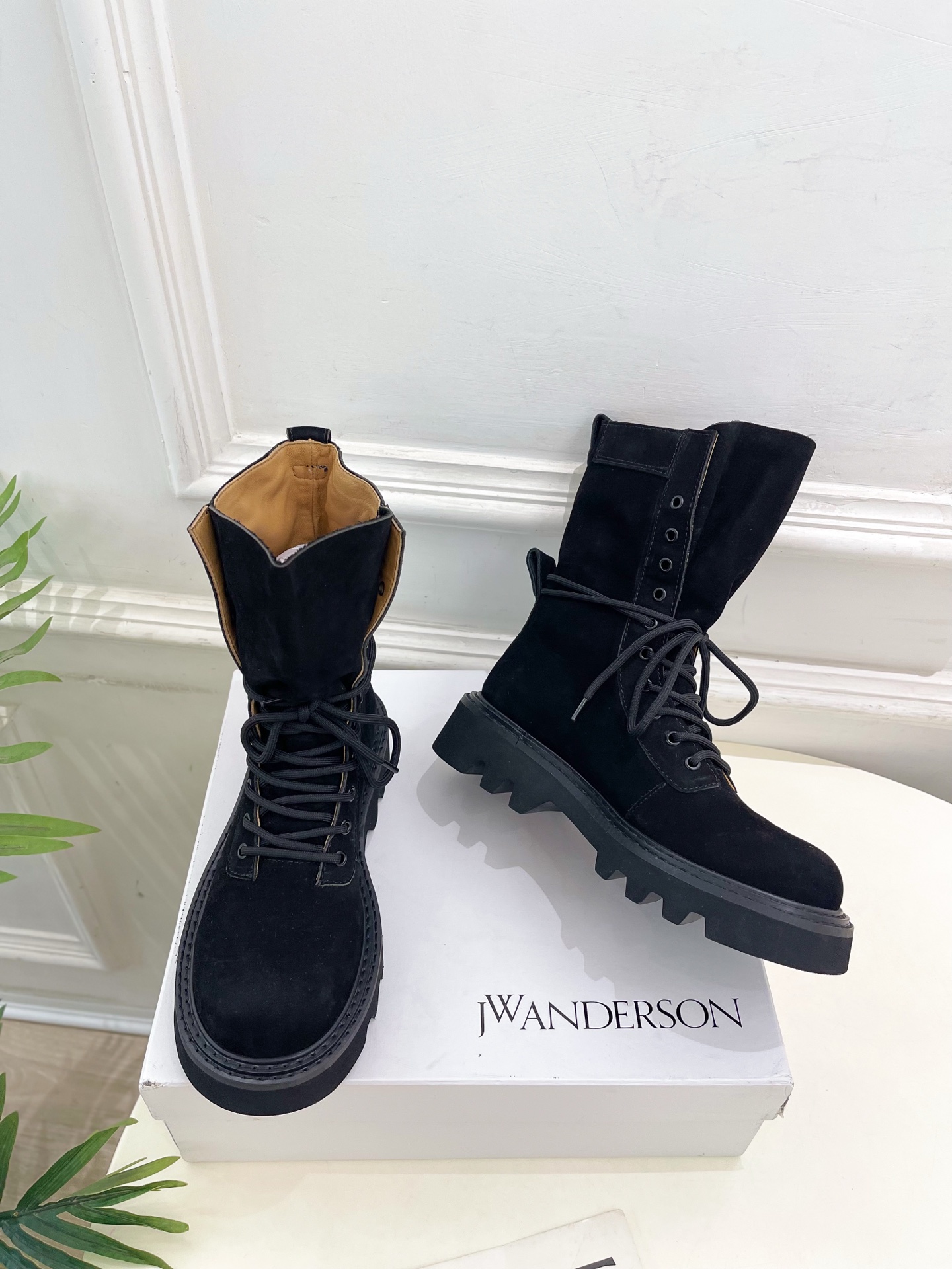  JW Anderson 2025秋冬新品 经典厚底绑带马丁靴
—————————
作为这两年最受欢迎的