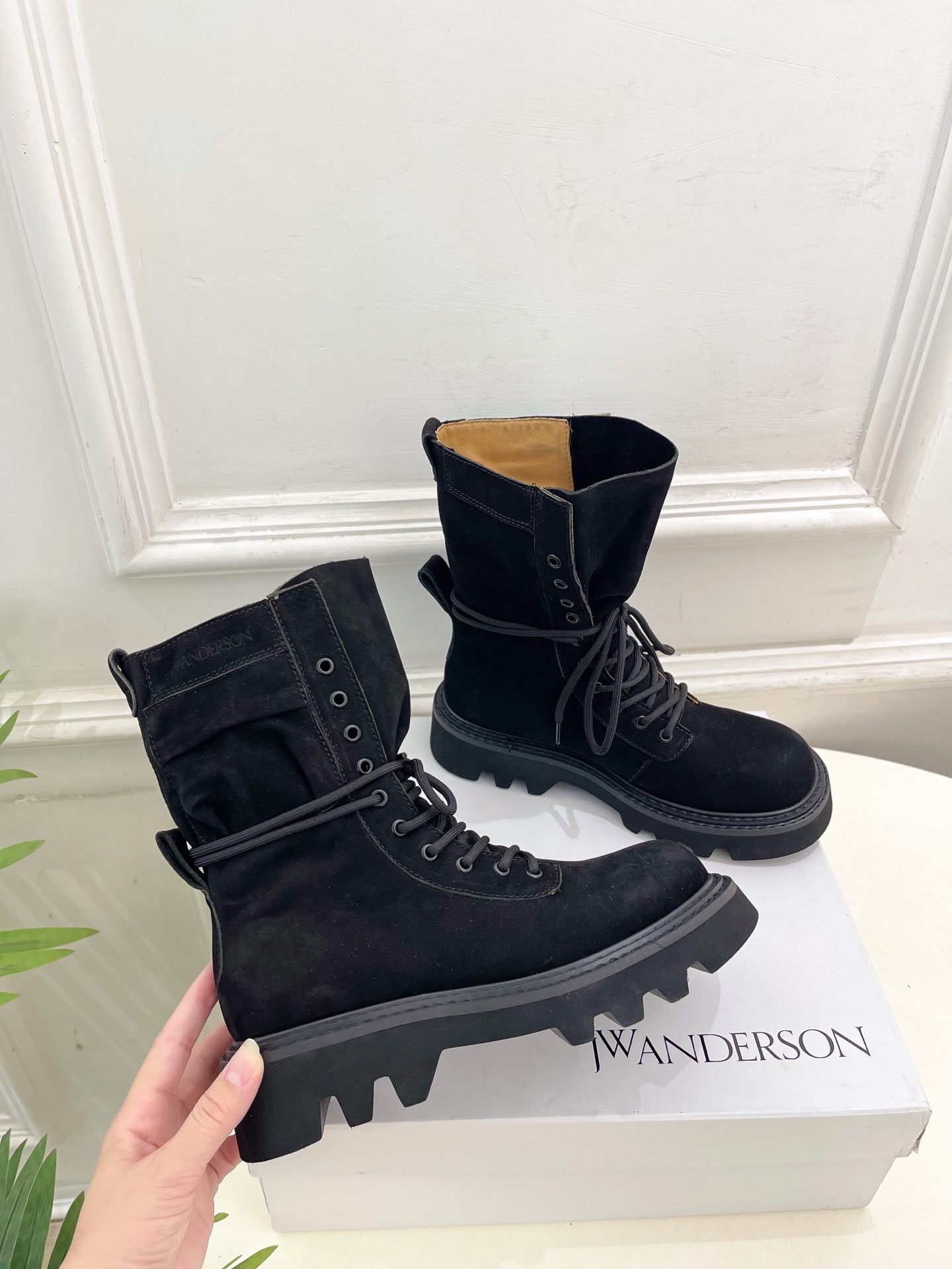  JW Anderson 2025秋冬新品 经典厚底绑带马丁靴
—————————
作为这两年最受欢迎的