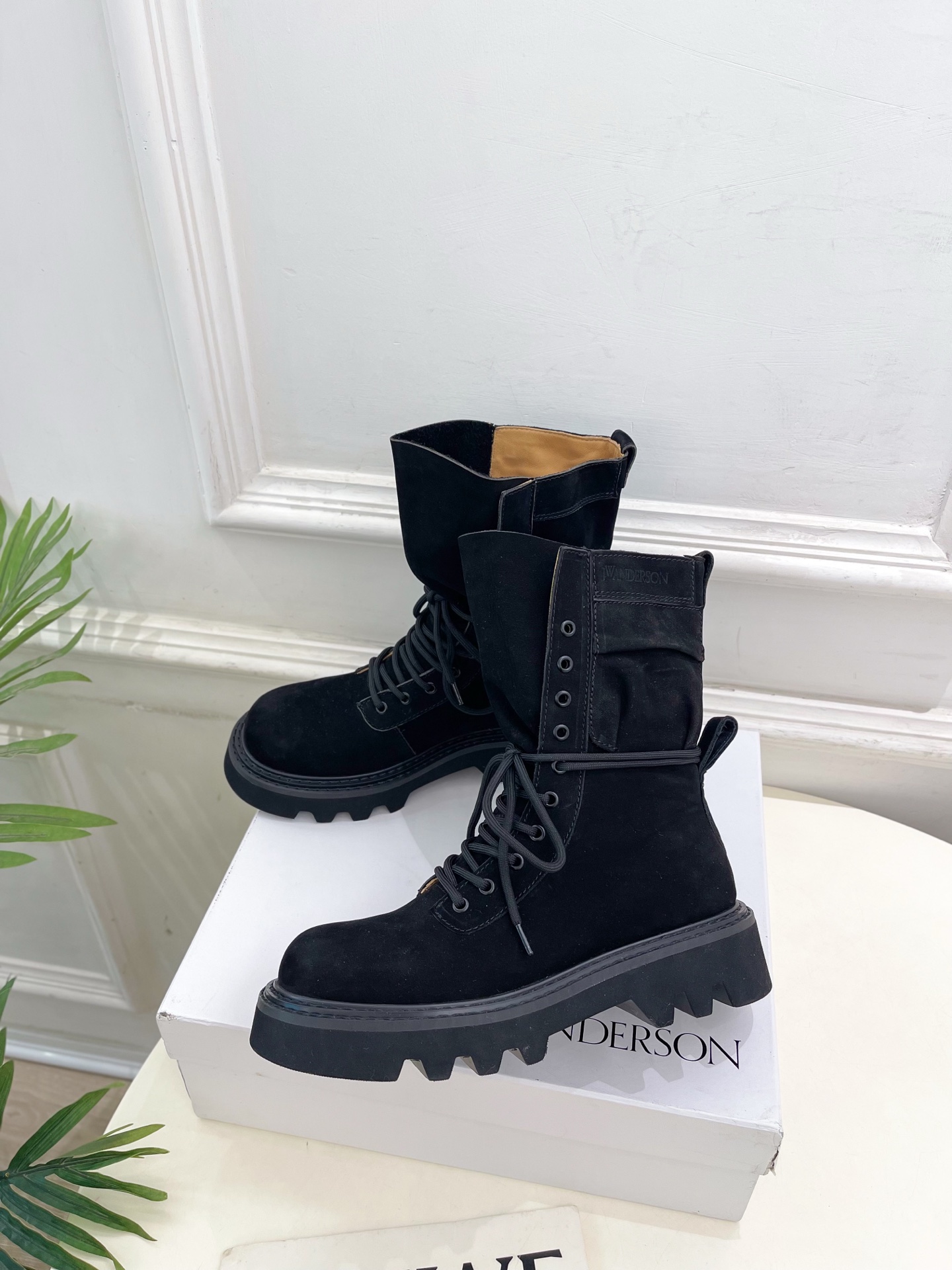  JW Anderson 2025秋冬新品 经典厚底绑带马丁靴
—————————
作为这两年最受欢迎的