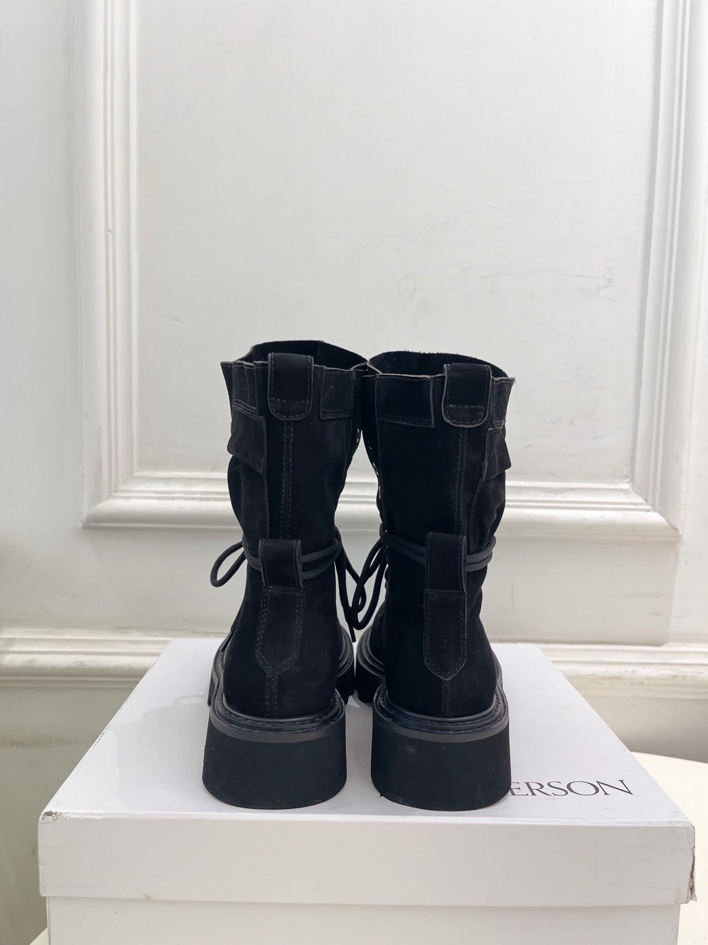  JW Anderson 2025秋冬新品 经典厚底绑带马丁靴
—————————
作为这两年最受欢迎的