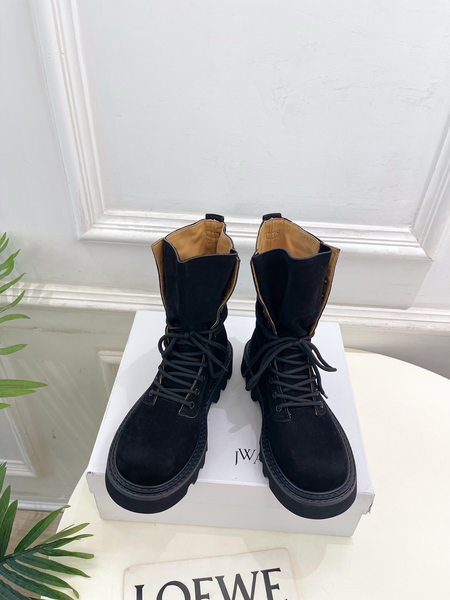  JW Anderson 2025秋冬新品 经典厚底绑带马丁靴
—————————
作为这两年最受欢迎的