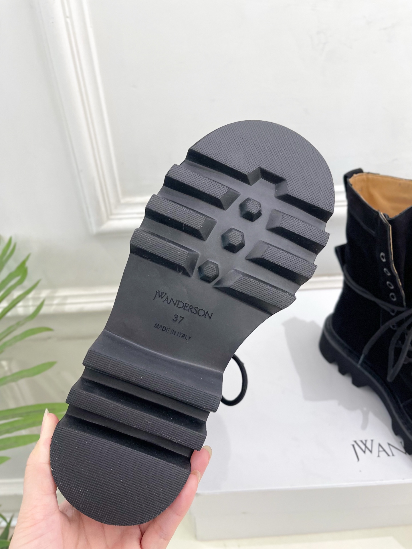  JW Anderson 2025秋冬新品 经典厚底绑带马丁靴
—————————
作为这两年最受欢迎的