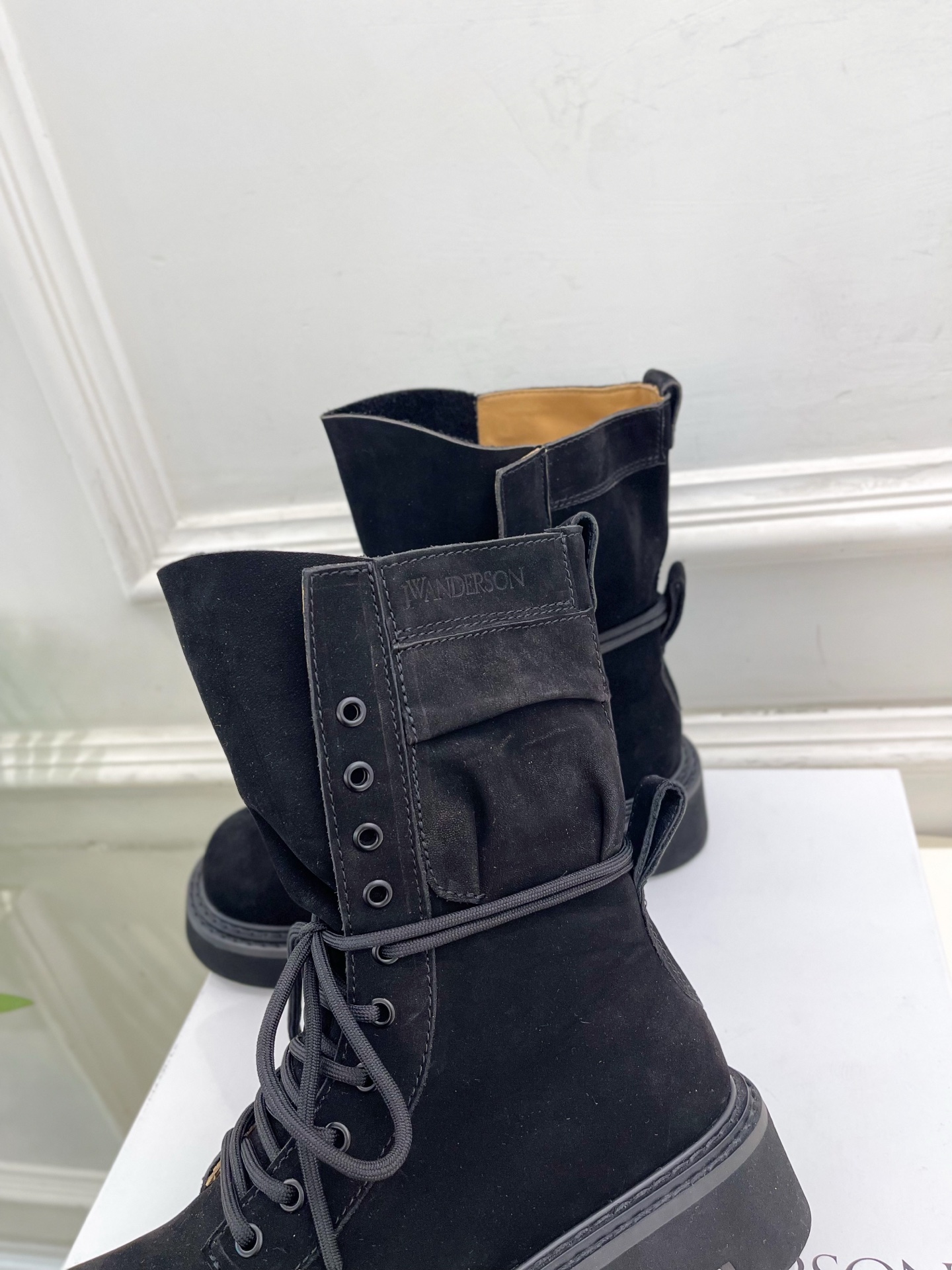  JW Anderson 2025秋冬新品 经典厚底绑带马丁靴
—————————
作为这两年最受欢迎的