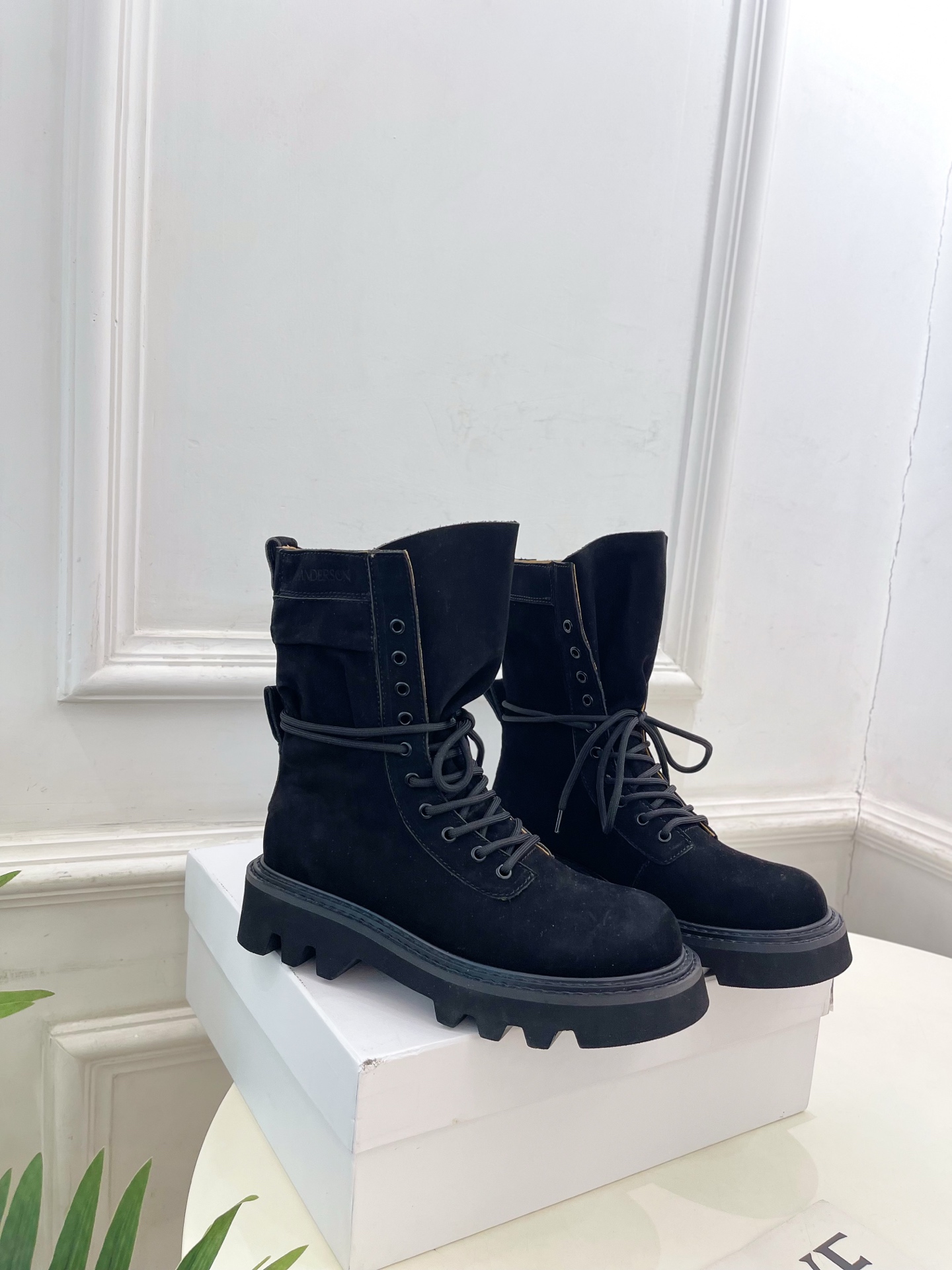  JW Anderson 2025秋冬新品 经典厚底绑带马丁靴
—————————
作为这两年最受欢迎的