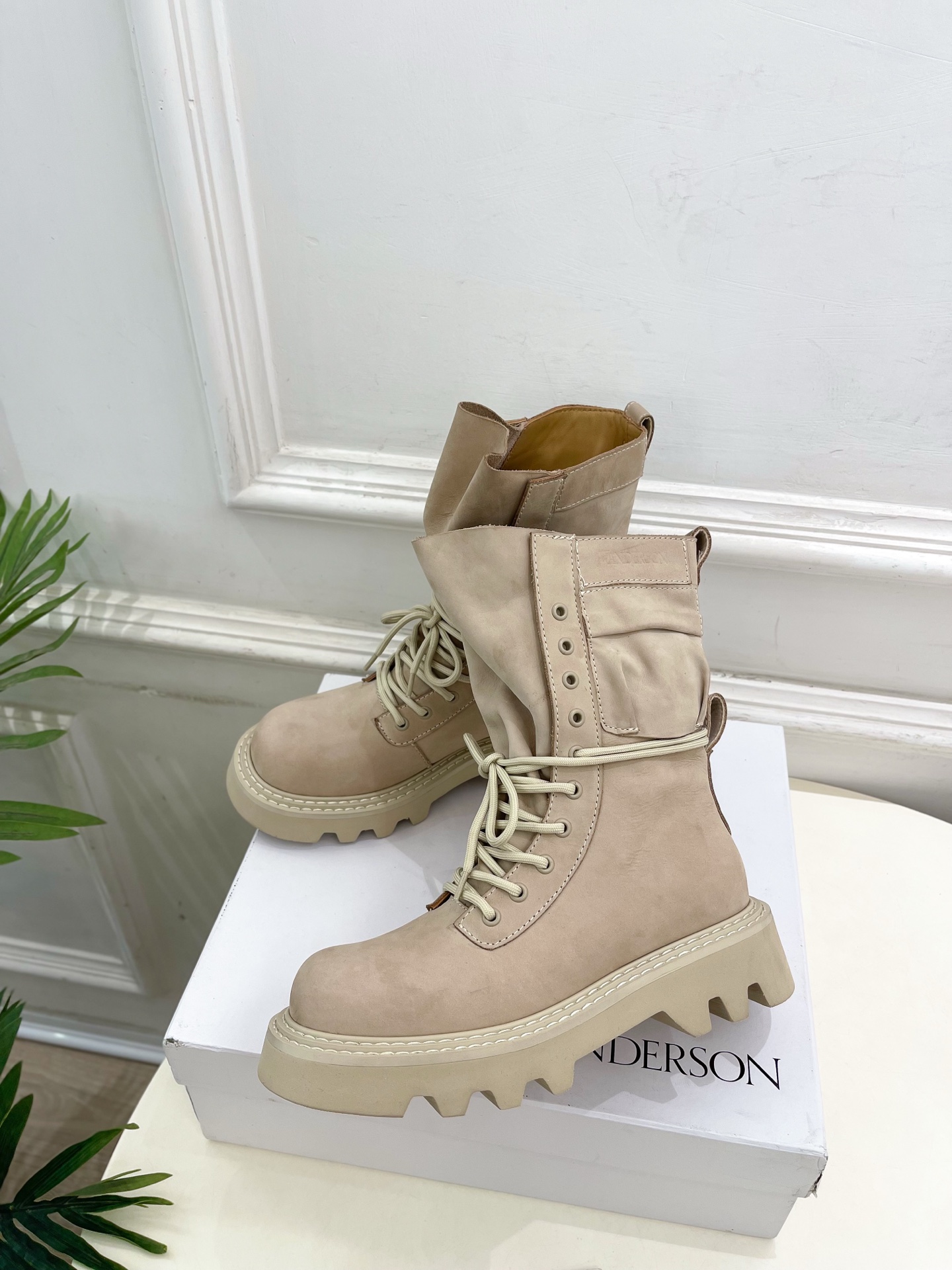  JW Anderson 2025秋冬新品 经典厚底绑带马丁靴
—————————
作为这两年最受欢迎的