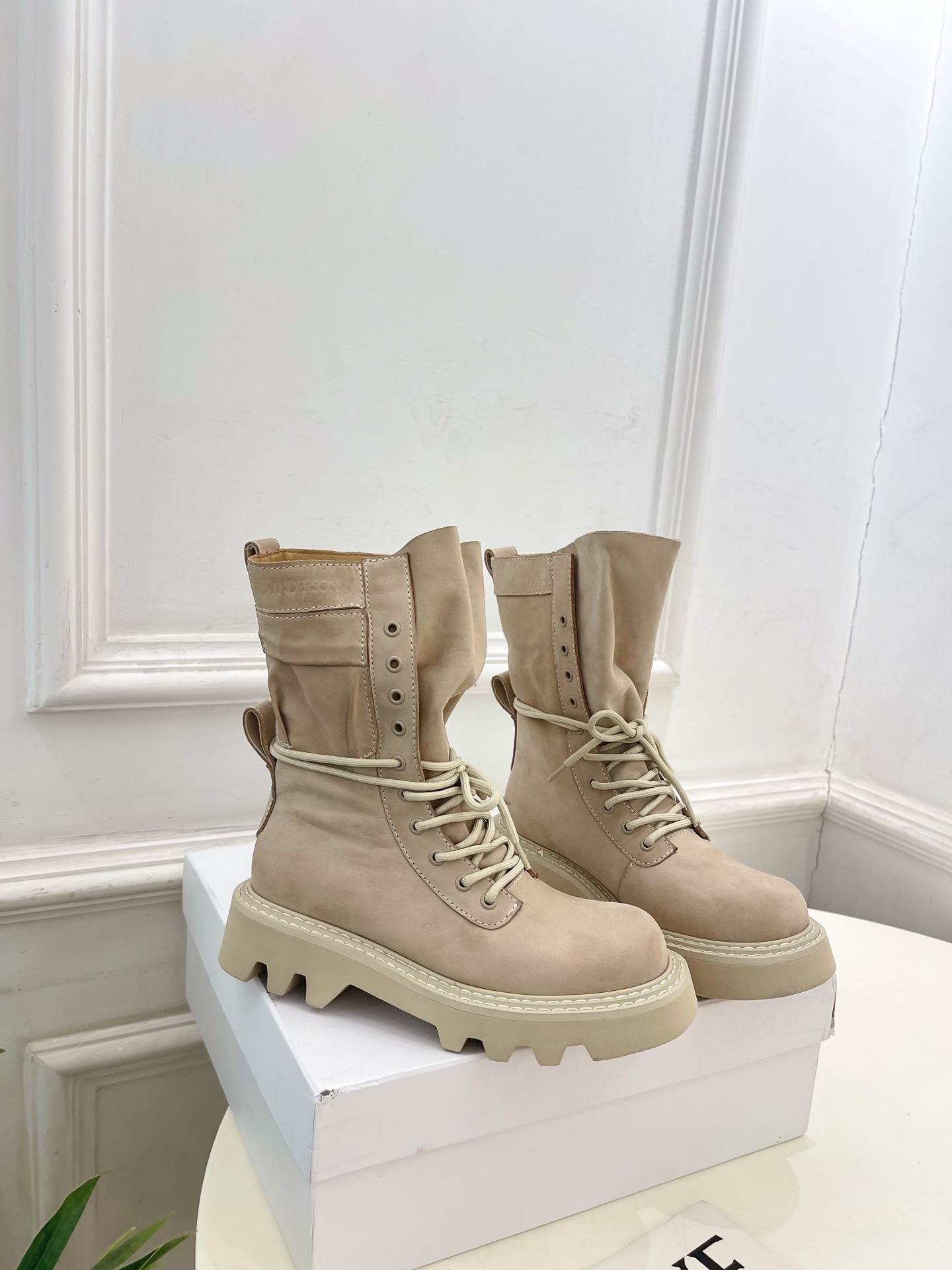  JW Anderson 2025秋冬新品 经典厚底绑带马丁靴
—————————
作为这两年最受欢迎的