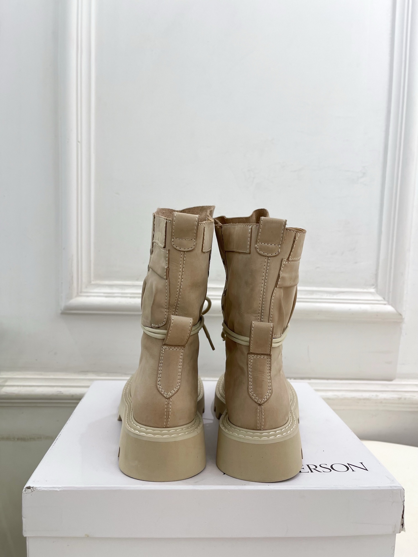  JW Anderson 2025秋冬新品 经典厚底绑带马丁靴
—————————
作为这两年最受欢迎的