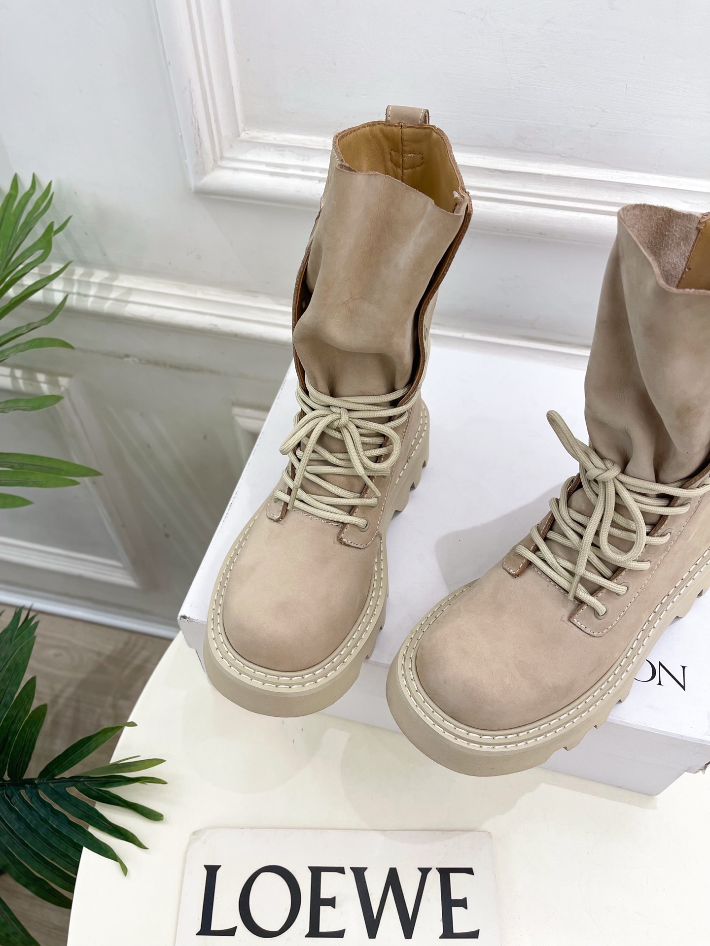  JW Anderson 2025秋冬新品 经典厚底绑带马丁靴
—————————
作为这两年最受欢迎的