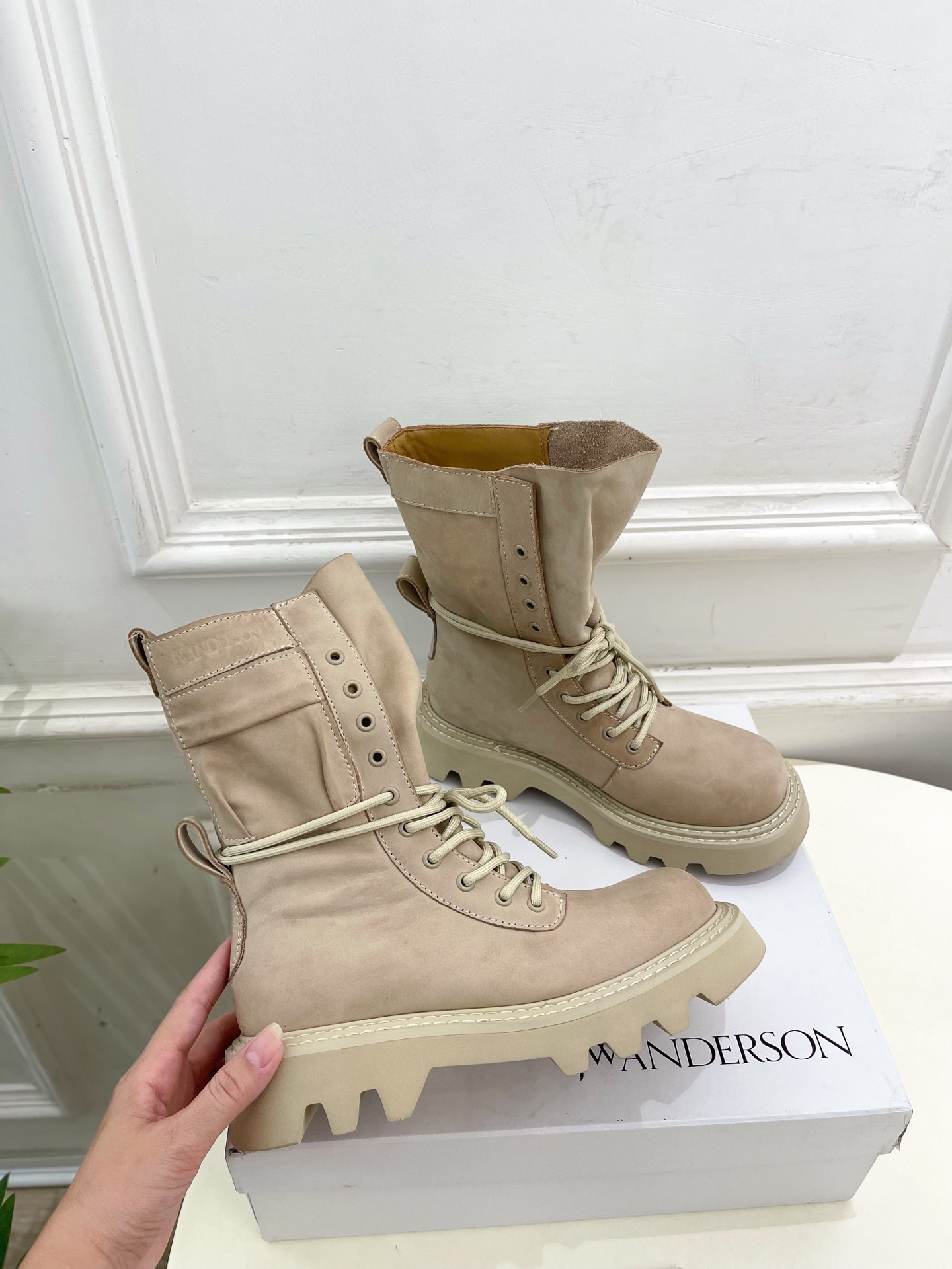  JW Anderson 2025秋冬新品 经典厚底绑带马丁靴
—————————
作为这两年最受欢迎的