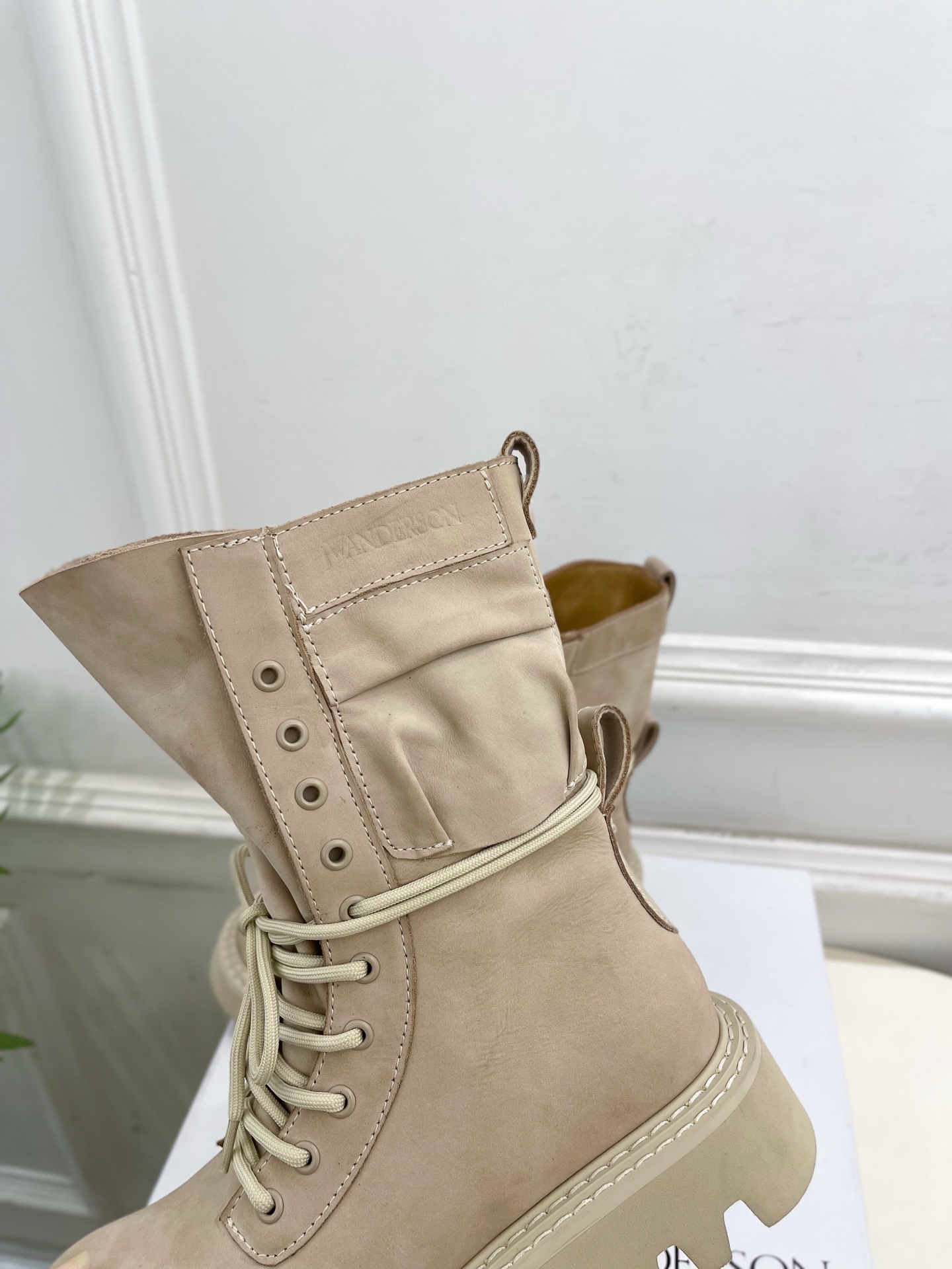  JW Anderson 2025秋冬新品 经典厚底绑带马丁靴
—————————
作为这两年最受欢迎的