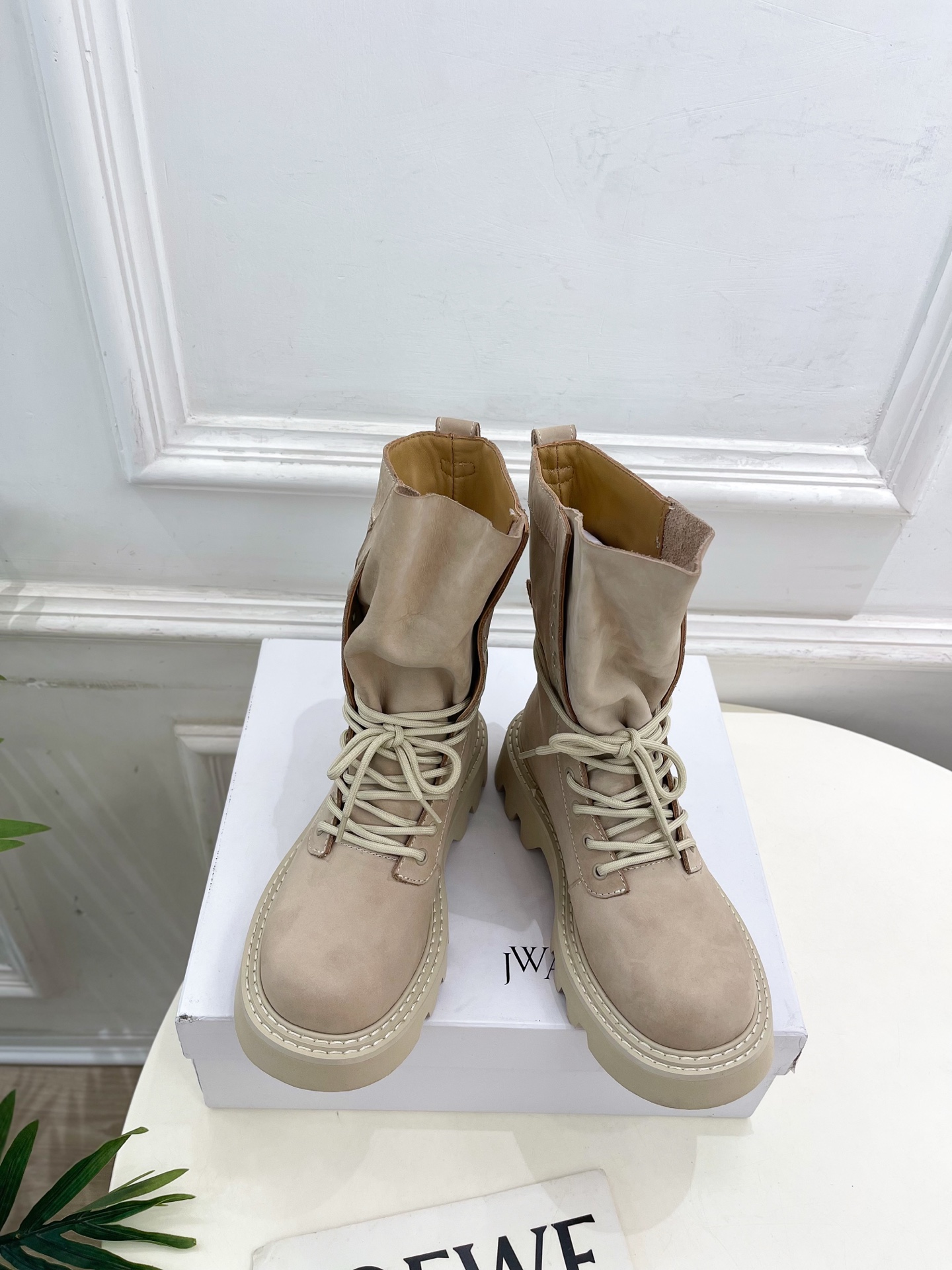  JW Anderson 2025秋冬新品 经典厚底绑带马丁靴
—————————
作为这两年最受欢迎的