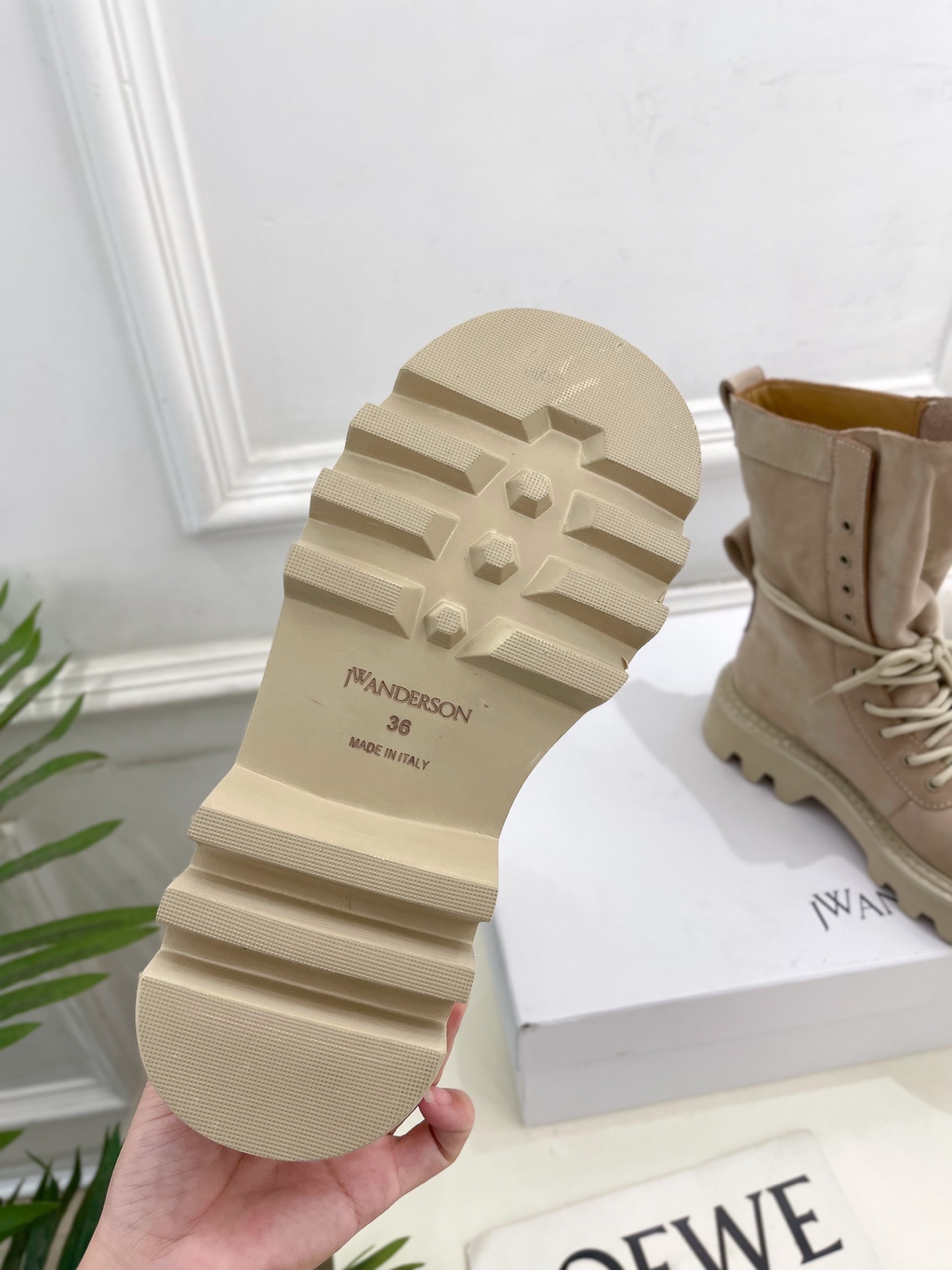  JW Anderson 2025秋冬新品 经典厚底绑带马丁靴
—————————
作为这两年最受欢迎的