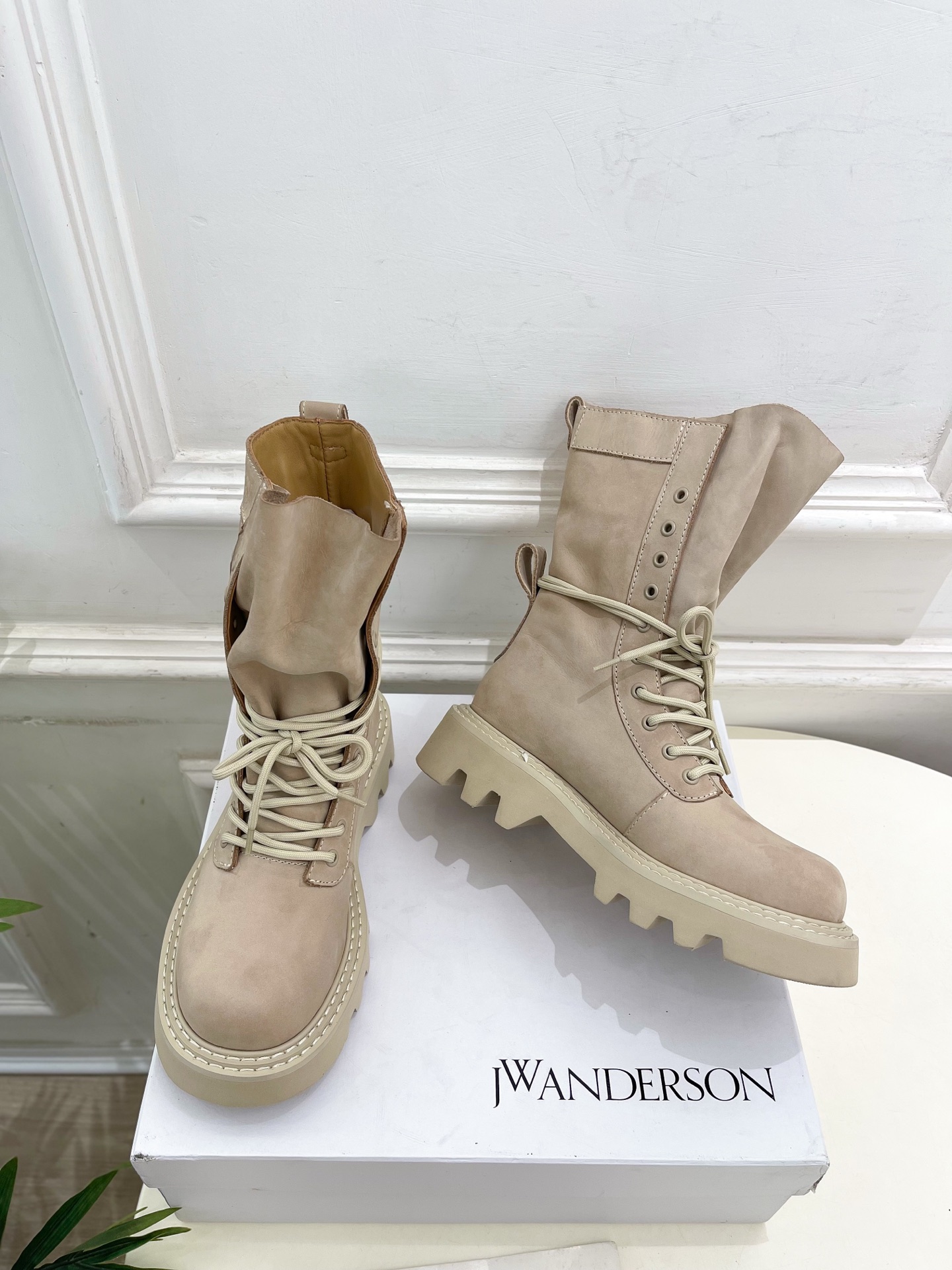 JW Anderson 2025秋冬新品 经典厚底绑带马丁靴
—————————
作为这两年最受欢迎的