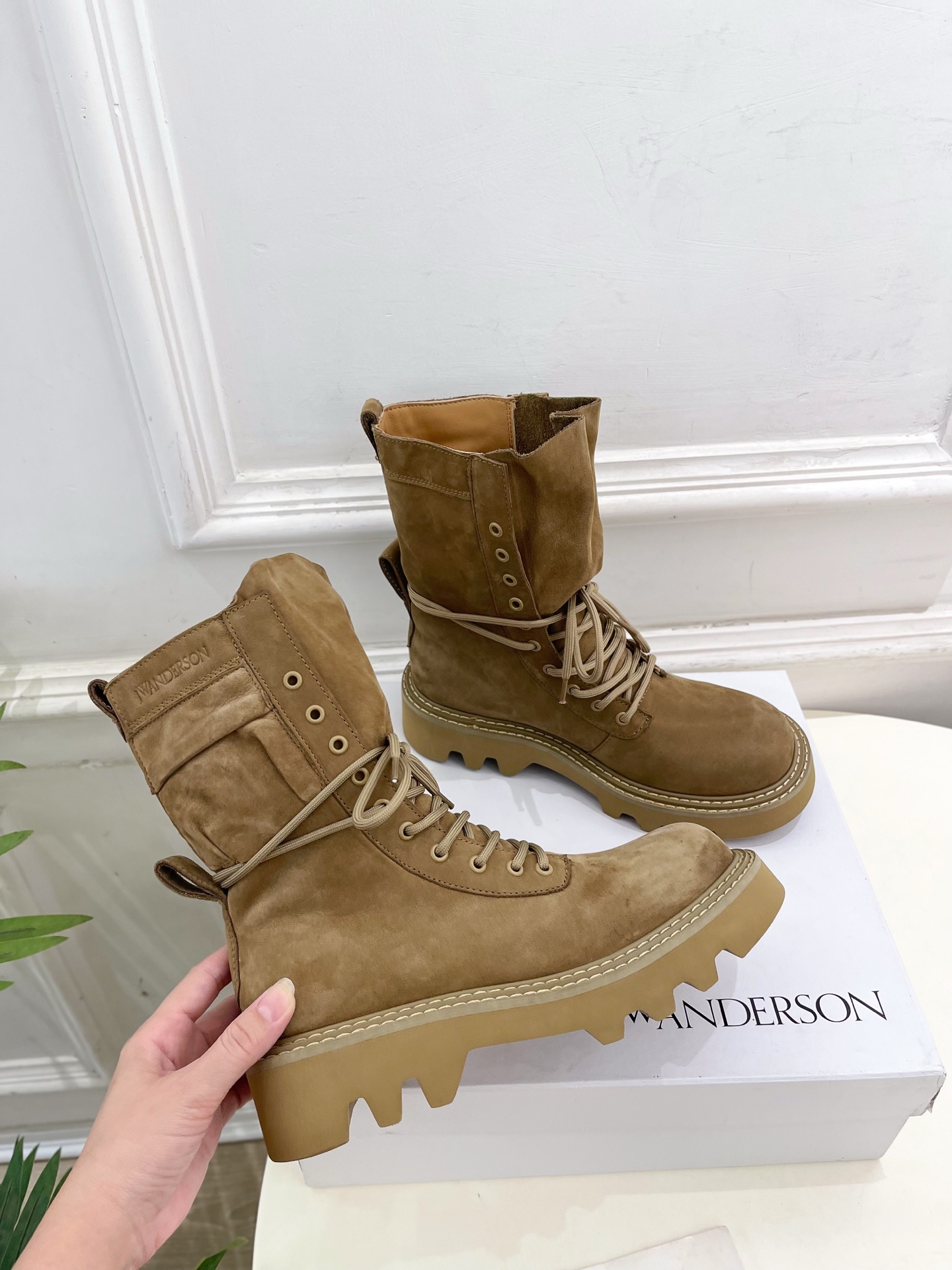  JW Anderson 2025秋冬新品 经典厚底绑带马丁靴
—————————
作为这两年最受欢迎的