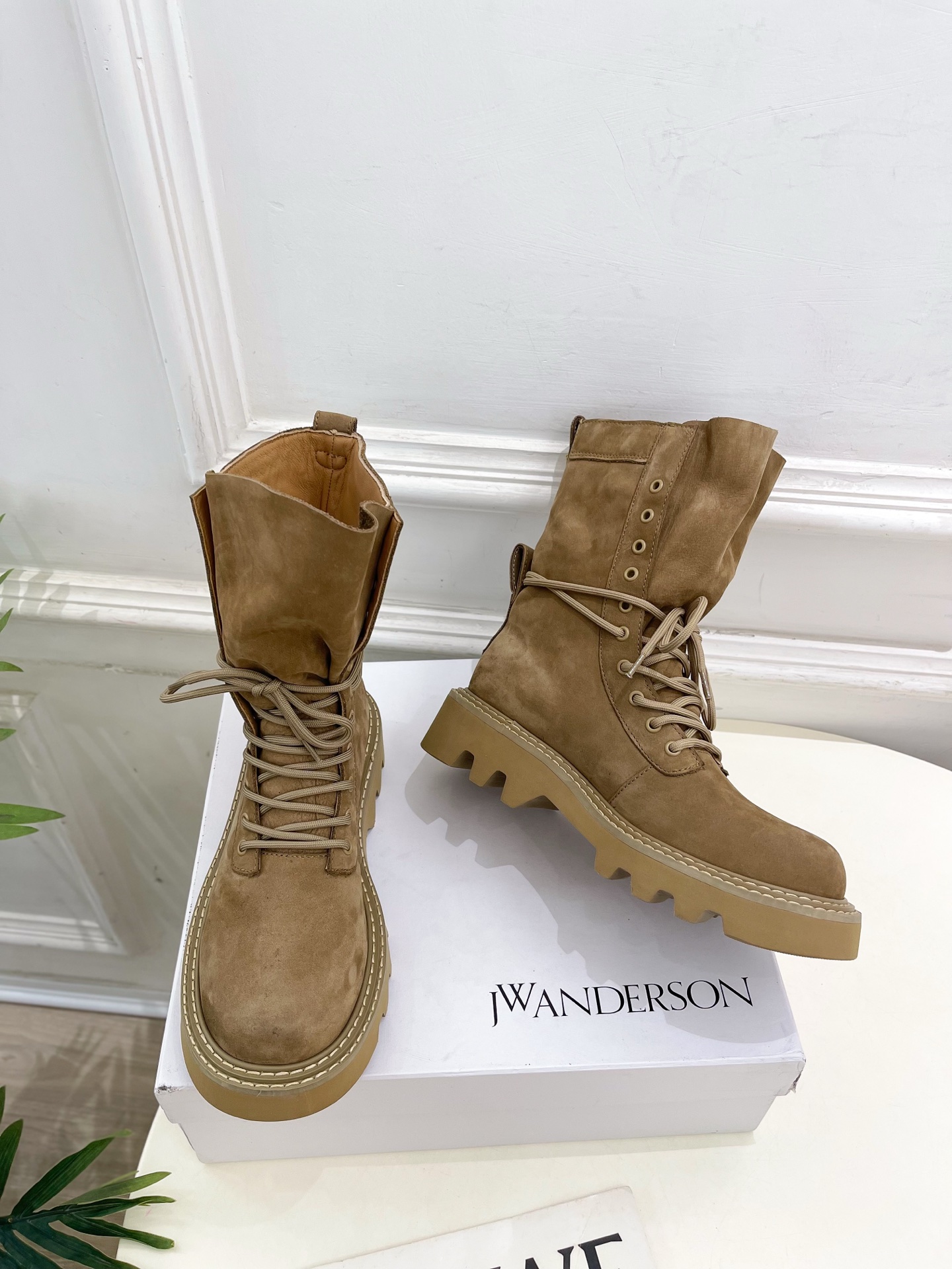  JW Anderson 2025秋冬新品 经典厚底绑带马丁靴
—————————
作为这两年最受欢迎的