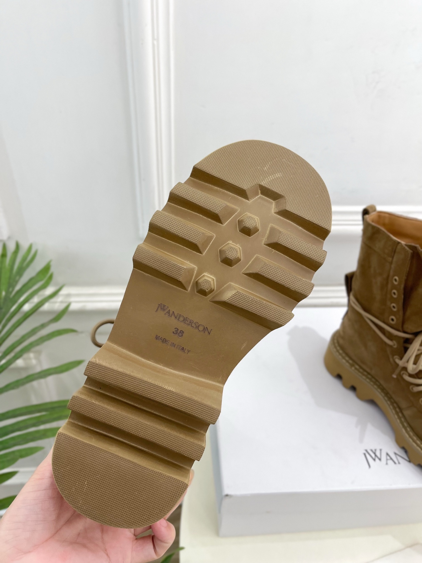 JW Anderson 2025秋冬新品 经典厚底绑带马丁靴
—————————
作为这两年最受欢迎的