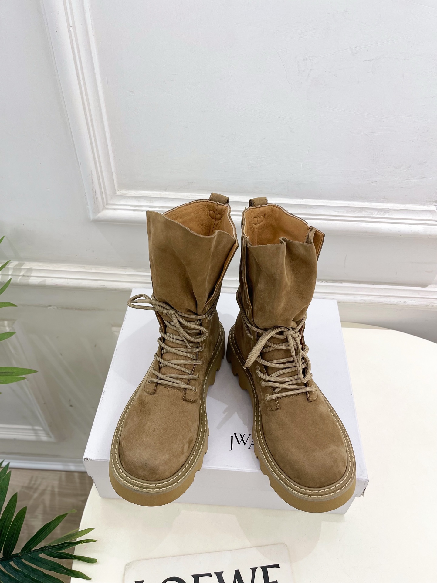  JW Anderson 2025秋冬新品 经典厚底绑带马丁靴
—————————
作为这两年最受欢迎的