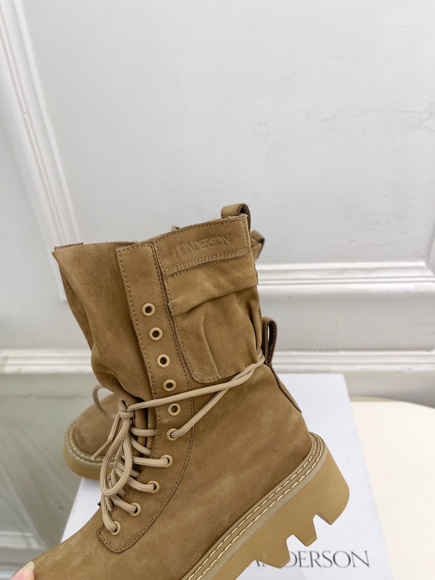  JW Anderson 2025秋冬新品 经典厚底绑带马丁靴
—————————
作为这两年最受欢迎的