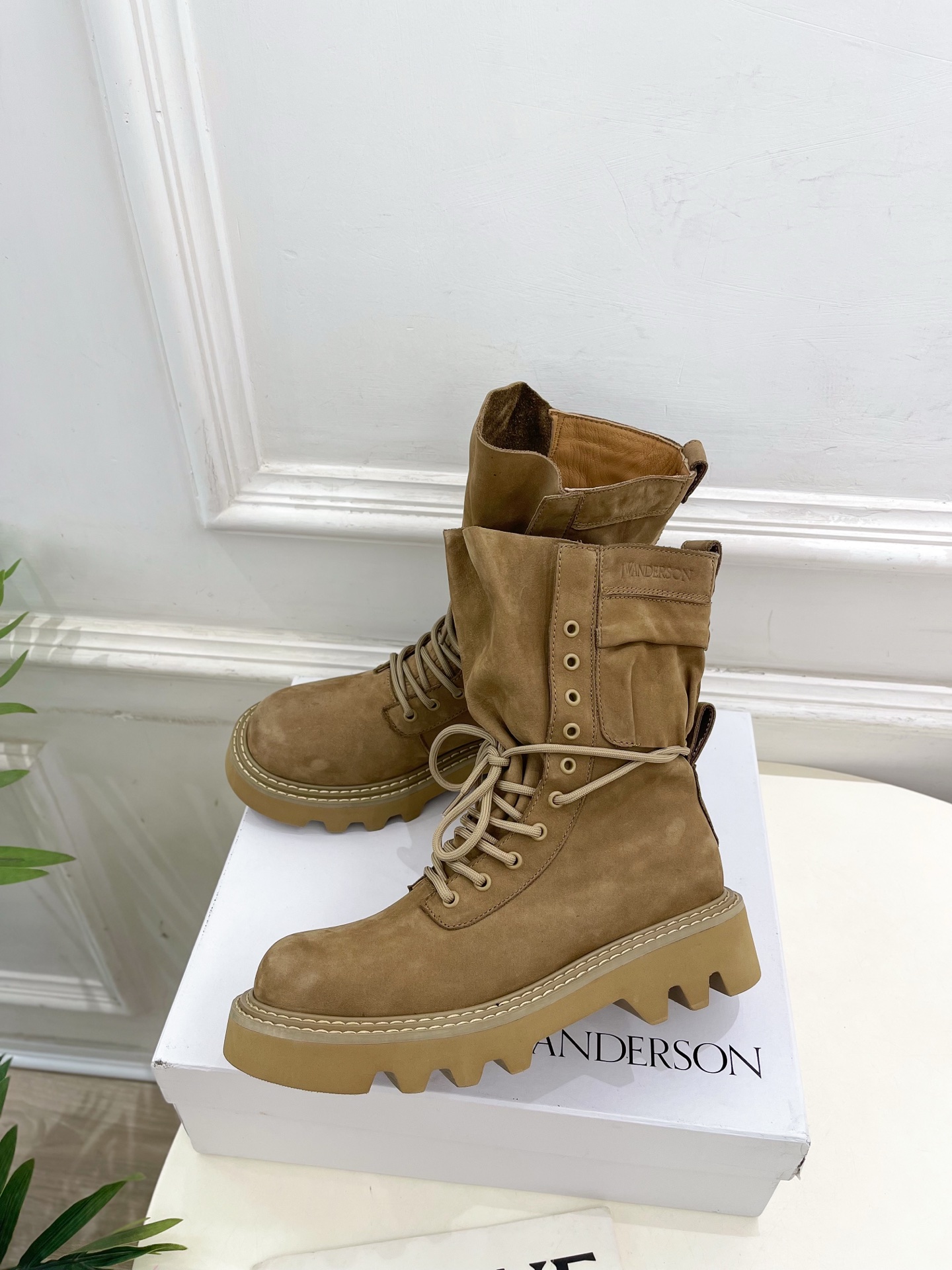  JW Anderson 2025秋冬新品 经典厚底绑带马丁靴
—————————
作为这两年最受欢迎的