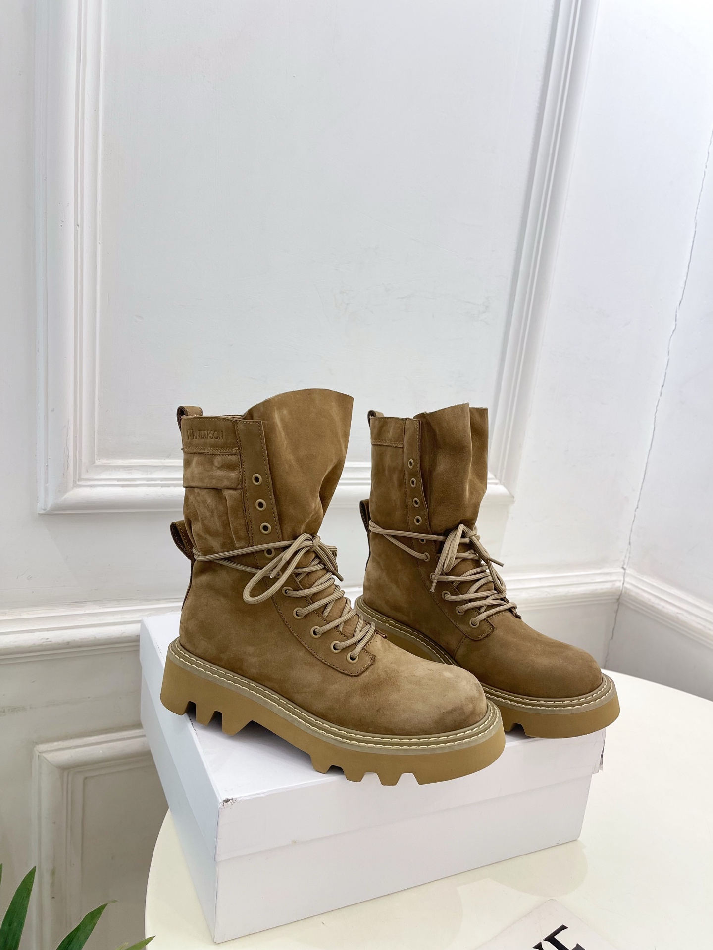  JW Anderson 2025秋冬新品 经典厚底绑带马丁靴
—————————
作为这两年最受欢迎的