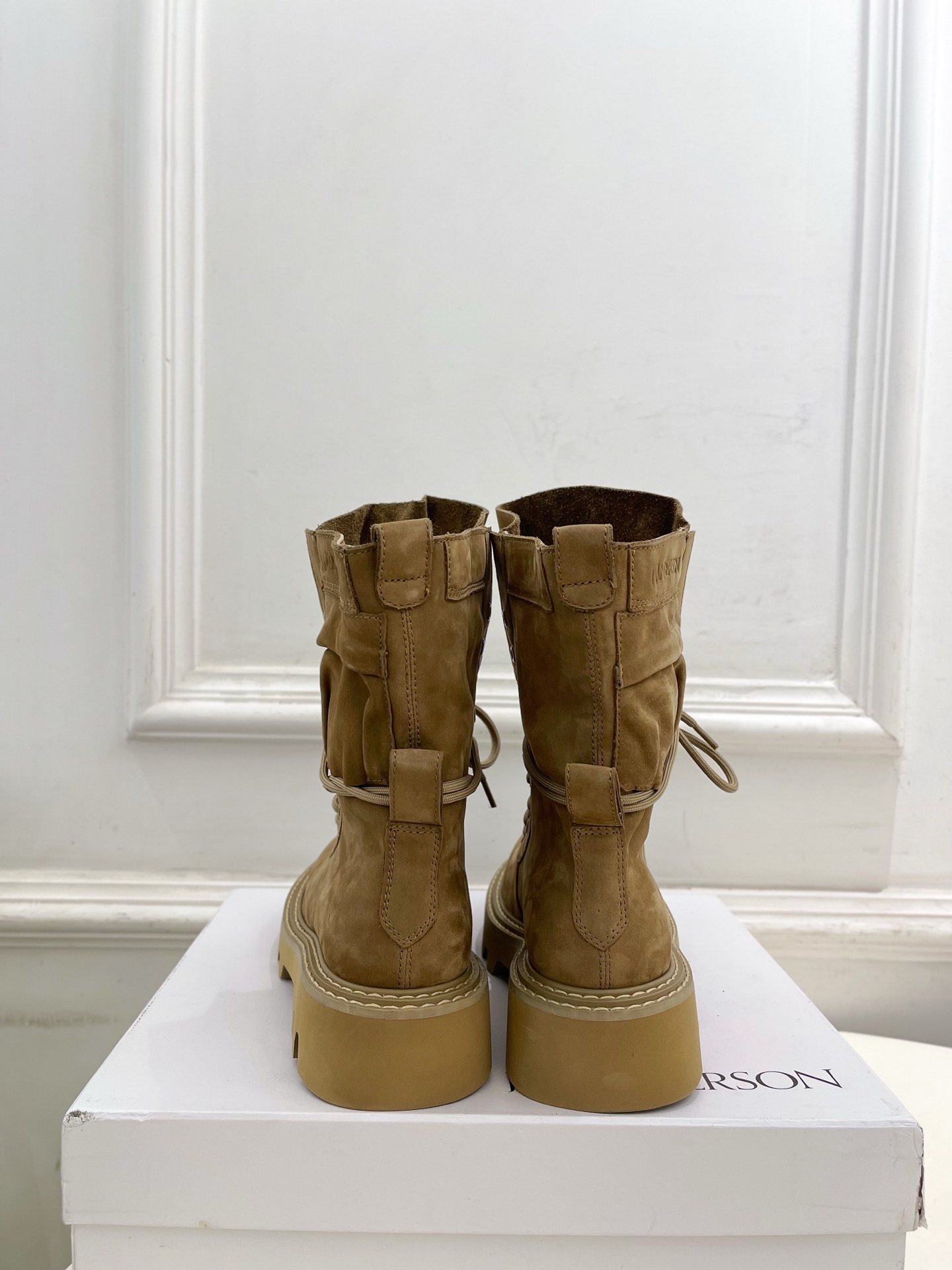  JW Anderson 2025秋冬新品 经典厚底绑带马丁靴
—————————
作为这两年最受欢迎的