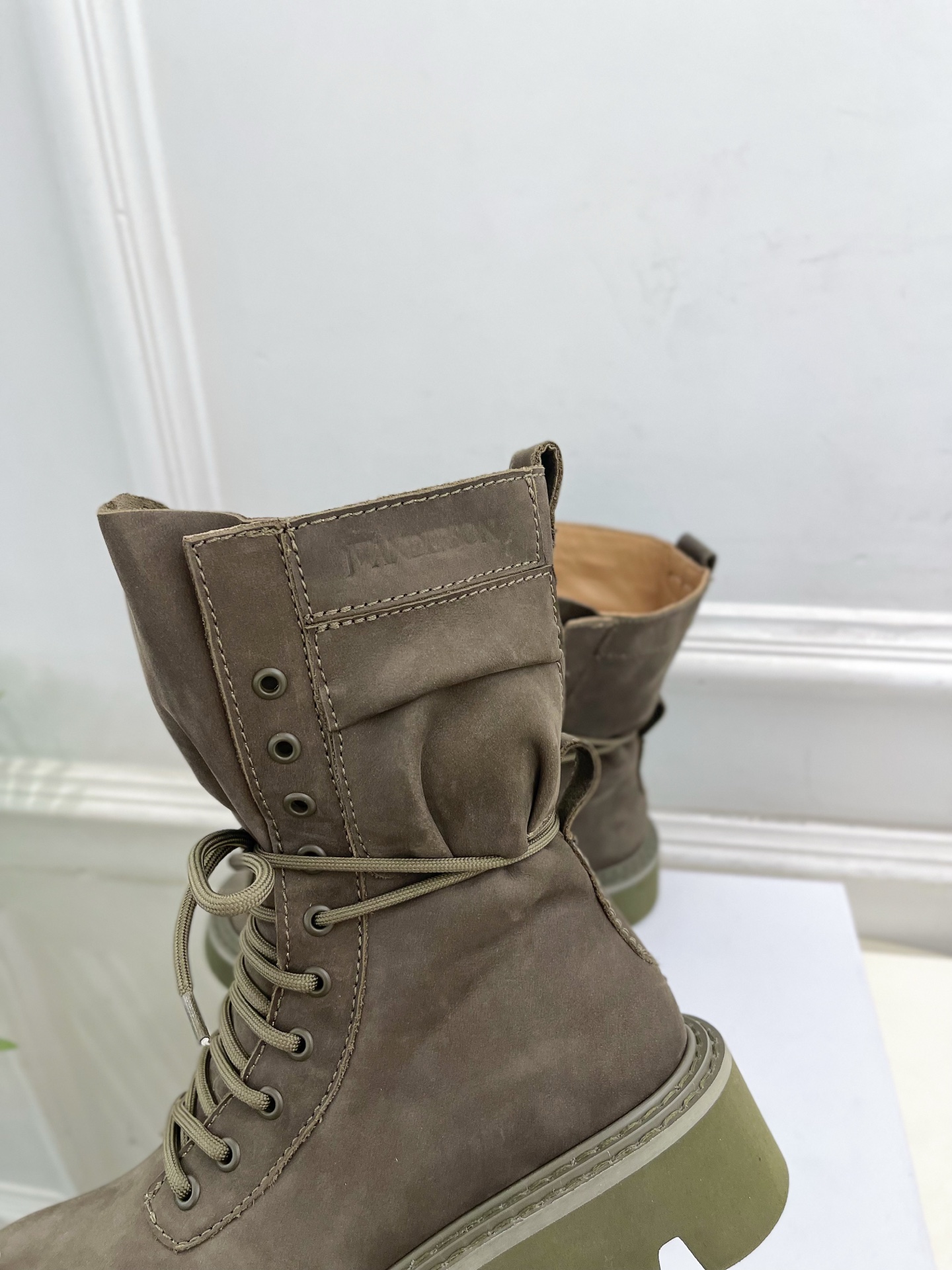  JW Anderson 2025秋冬新品 经典厚底绑带马丁靴
—————————
作为这两年最受欢迎的