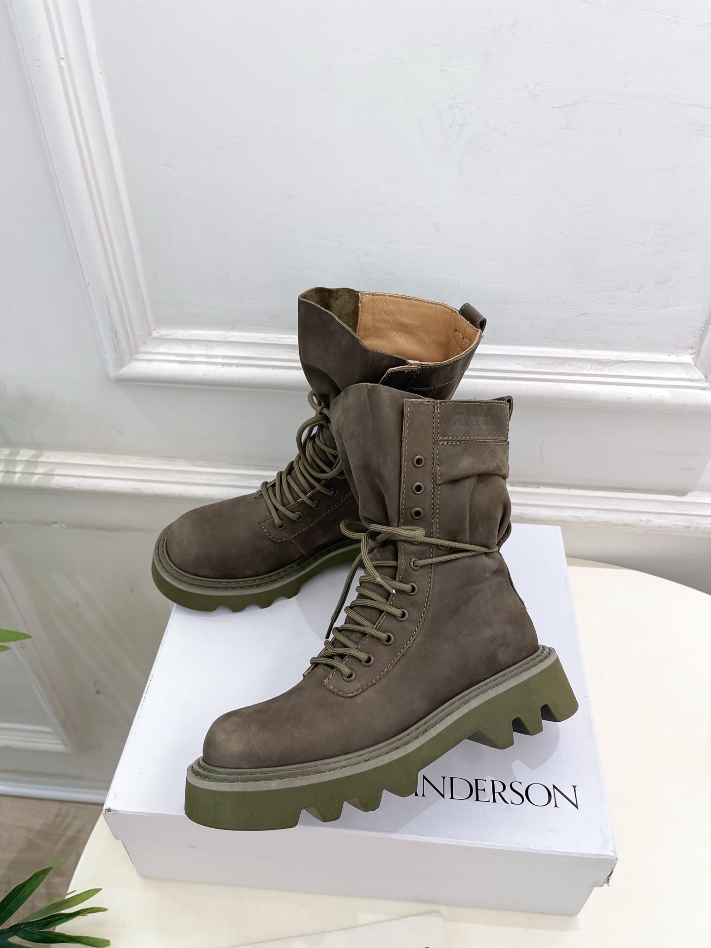 JW Anderson 2025秋冬新品 经典厚底绑带马丁靴
—————————
作为这两年最受欢迎的