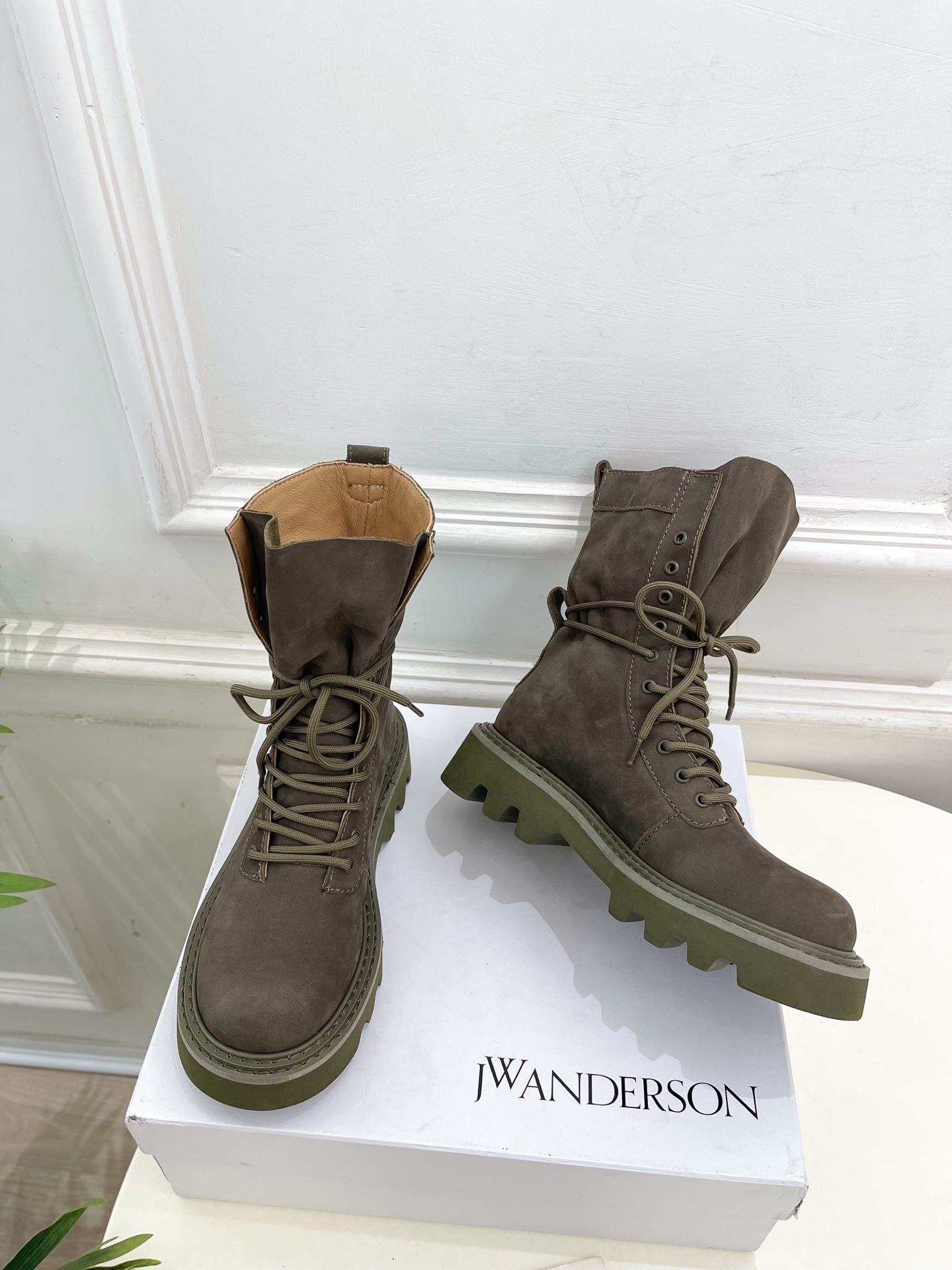  JW Anderson 2025秋冬新品 经典厚底绑带马丁靴
—————————
作为这两年最受欢迎的