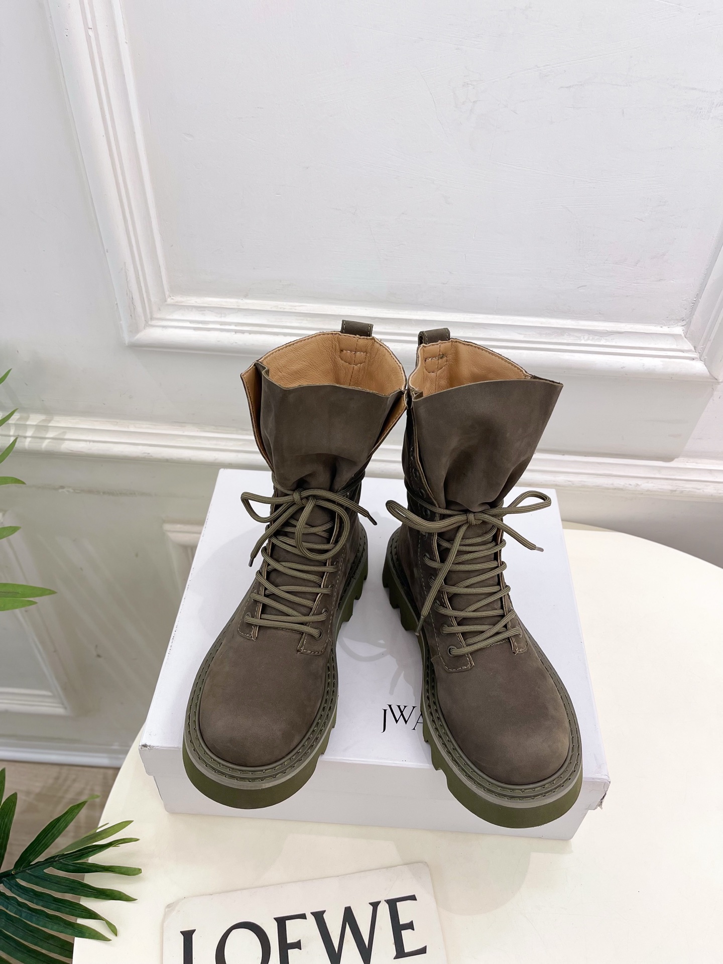  JW Anderson 2025秋冬新品 经典厚底绑带马丁靴
—————————
作为这两年最受欢迎的
