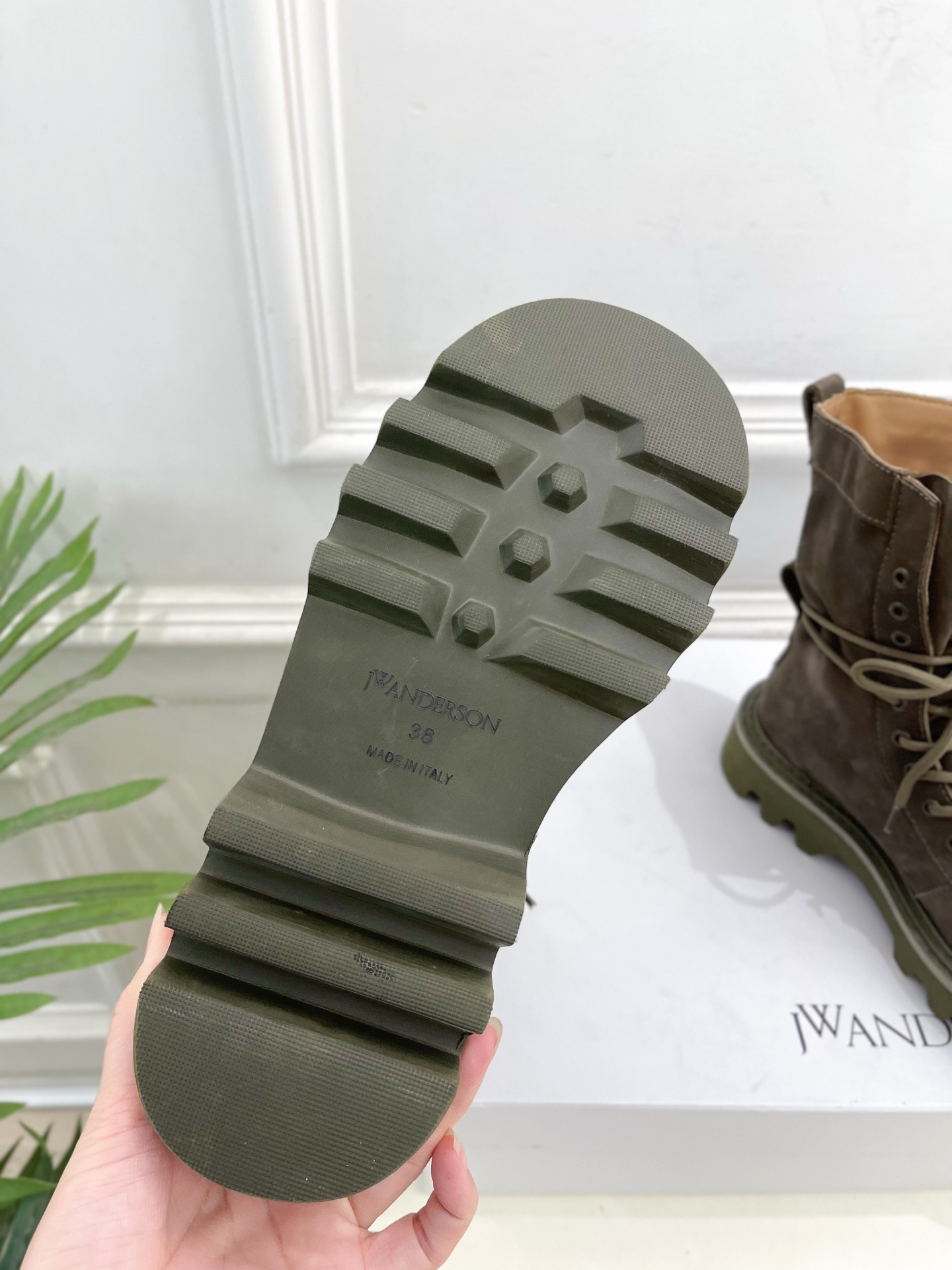  JW Anderson 2025秋冬新品 经典厚底绑带马丁靴
—————————
作为这两年最受欢迎的