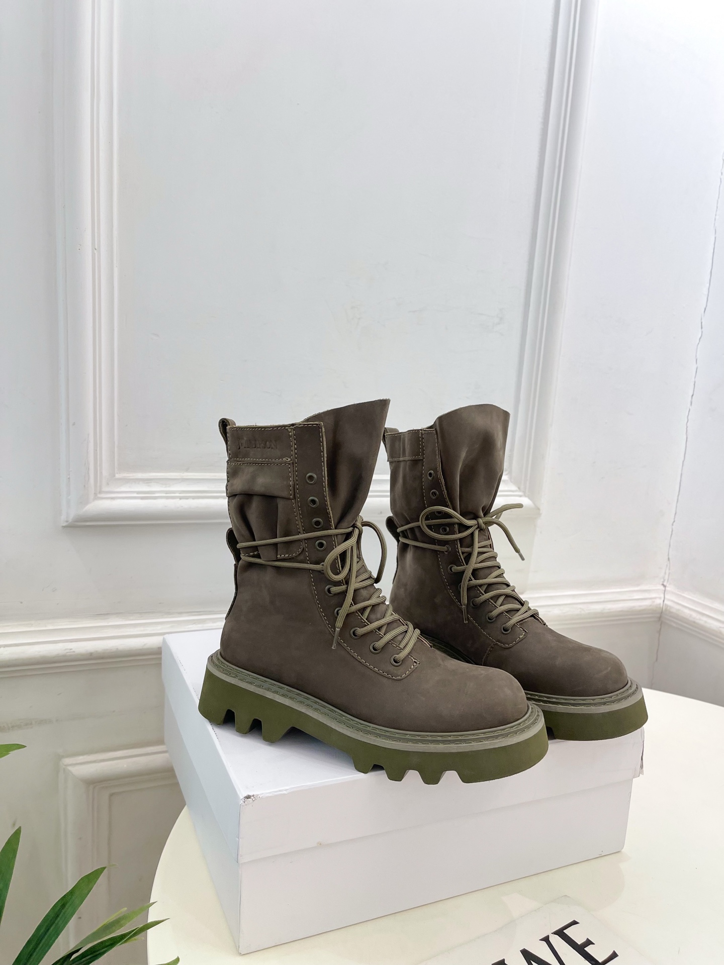  JW Anderson 2025秋冬新品 经典厚底绑带马丁靴
—————————
作为这两年最受欢迎的