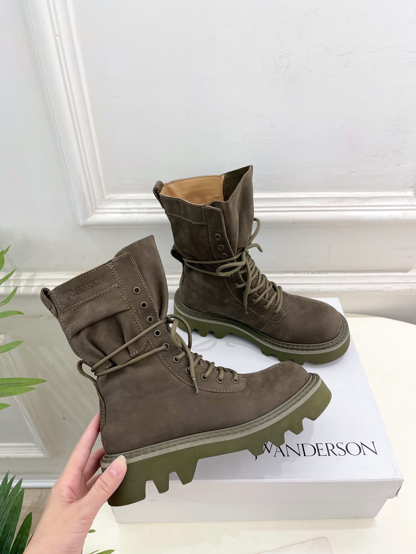  JW Anderson 2025秋冬新品 经典厚底绑带马丁靴
—————————
作为这两年最受欢迎的