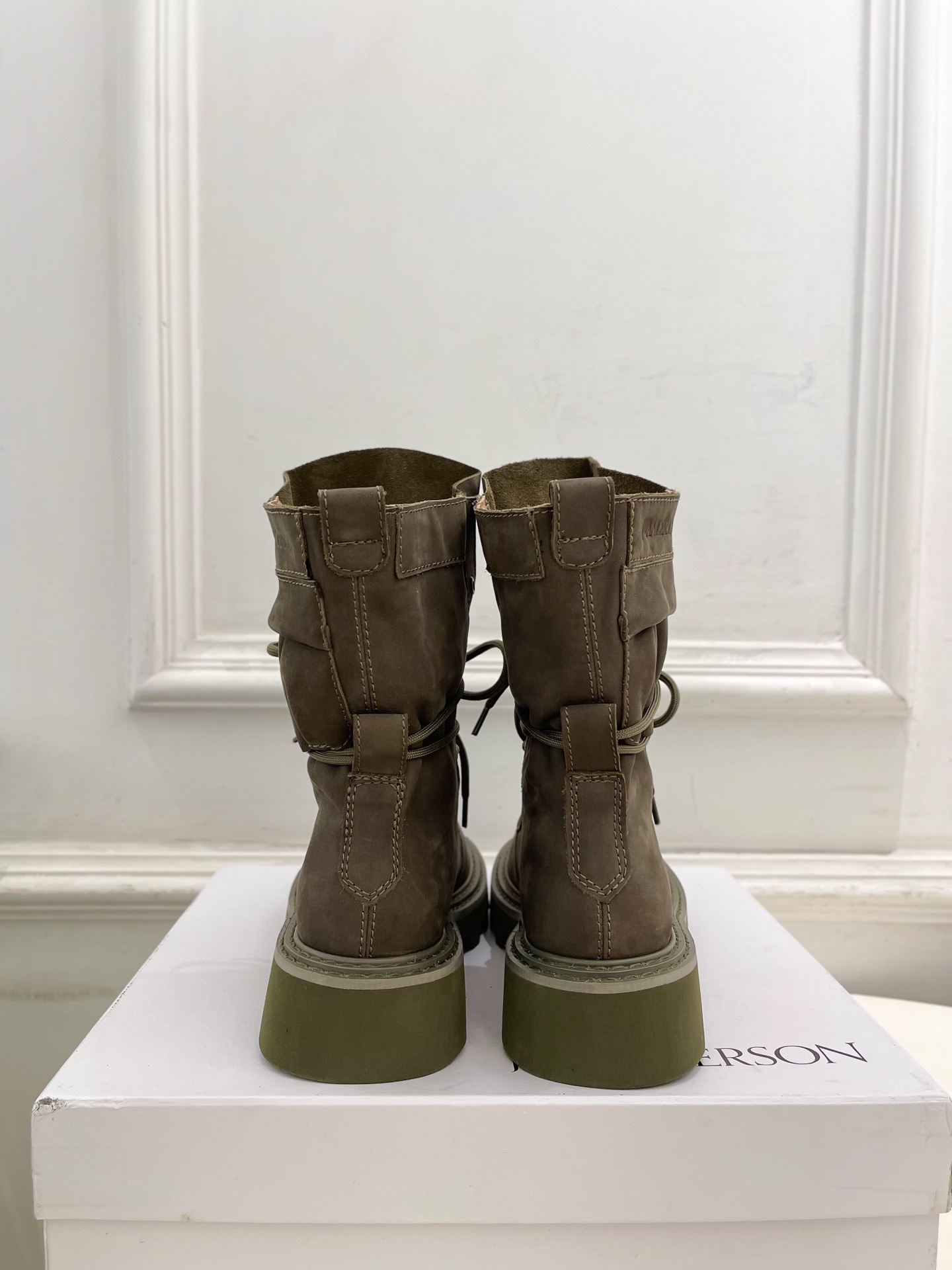  JW Anderson 2025秋冬新品 经典厚底绑带马丁靴
—————————
作为这两年最受欢迎的