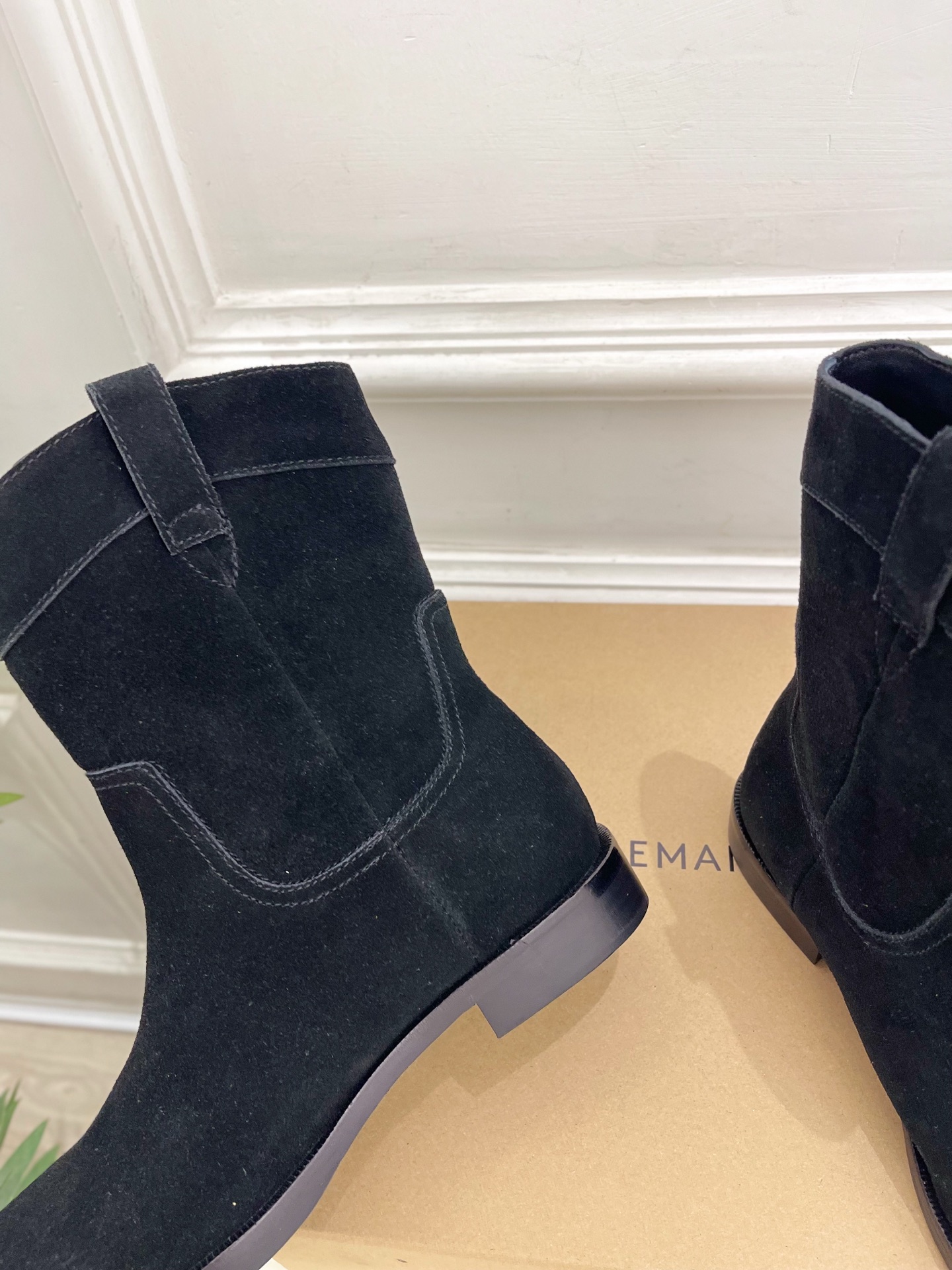 LEMAIRE  2025秋冬新品 经典西部牛仔短靴
—————————
作为这两年最受欢迎的设计师牌，