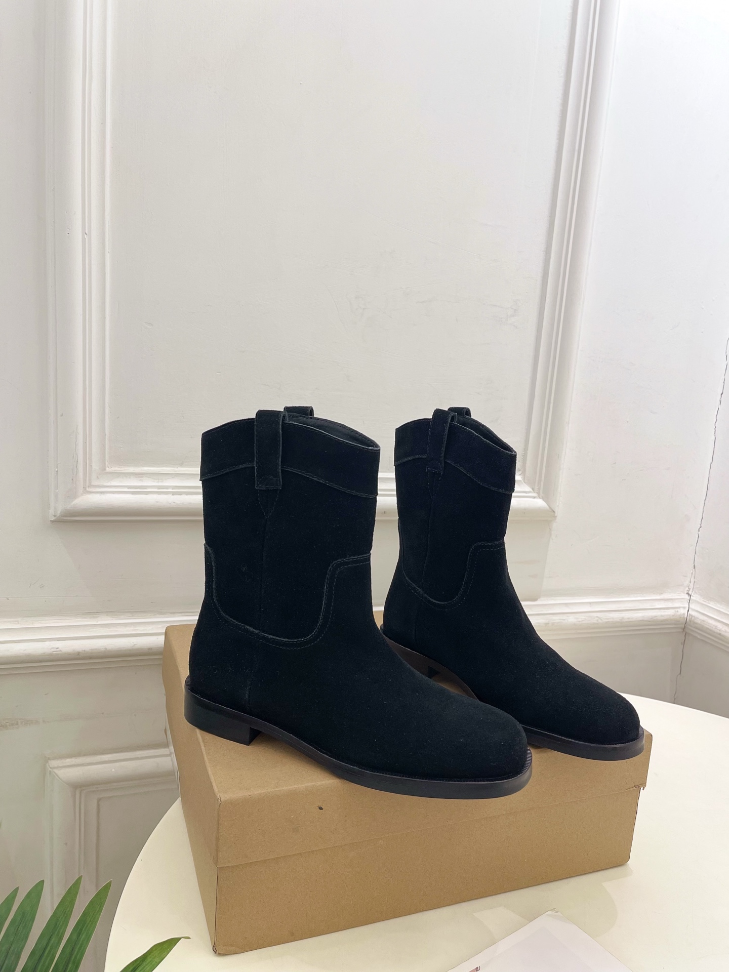 LEMAIRE  2025秋冬新品 经典西部牛仔短靴
—————————
作为这两年最受欢迎的设计师牌，