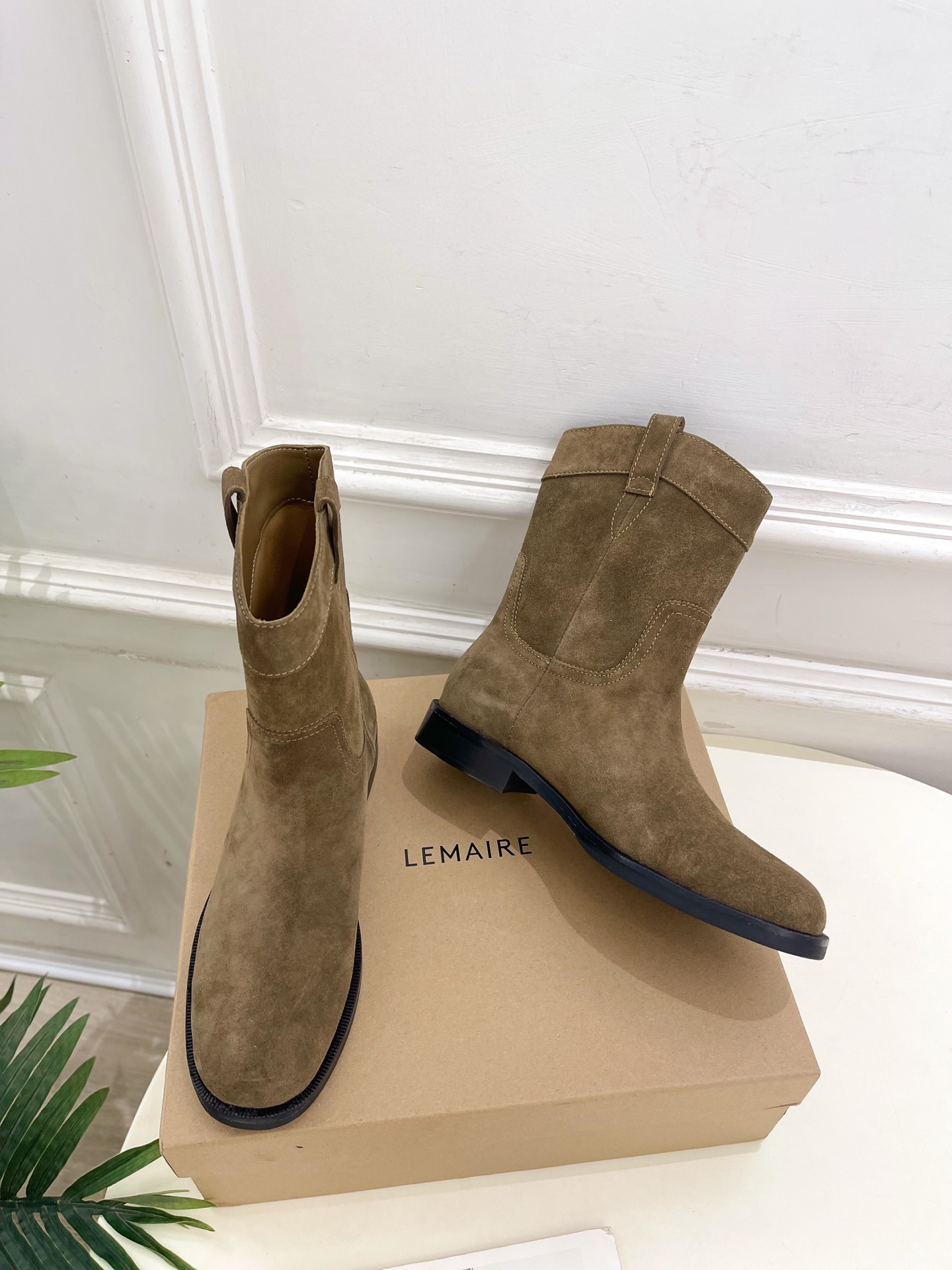 LEMAIRE  2025秋冬新品 经典西部牛仔短靴
—————————
作为这两年最受欢迎的设计师牌，