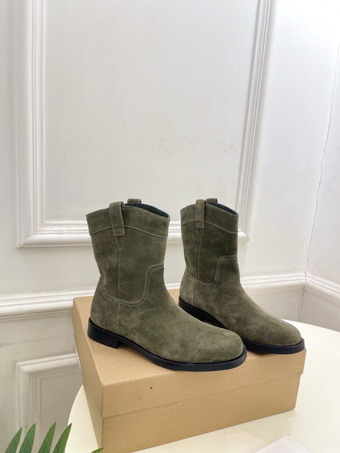 LEMAIRE  2025秋冬新品 经典西部牛仔短靴
—————————
作为这两年最受欢迎的设计师牌，