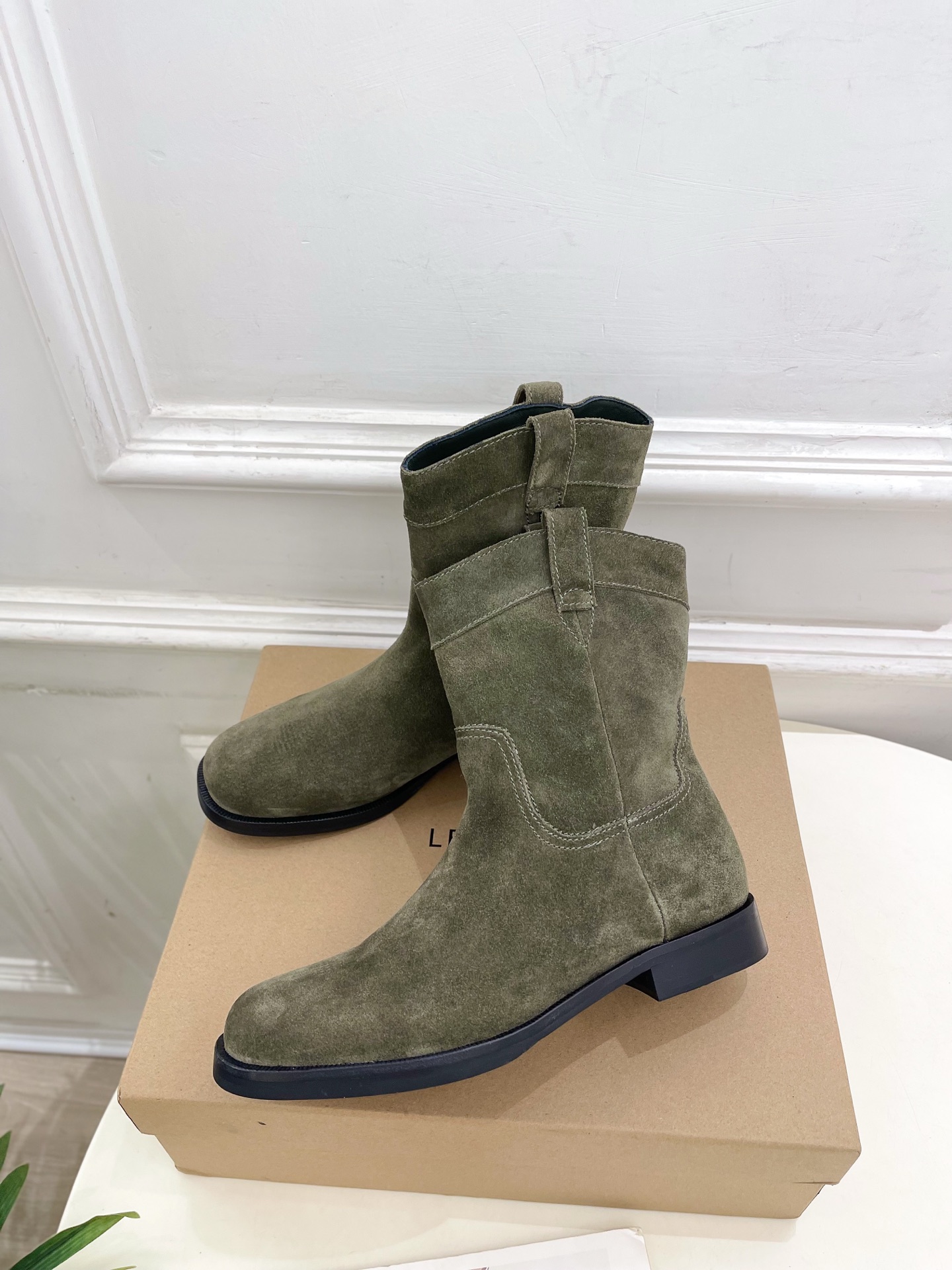 LEMAIRE  2025秋冬新品 经典西部牛仔短靴
—————————
作为这两年最受欢迎的设计师牌，
