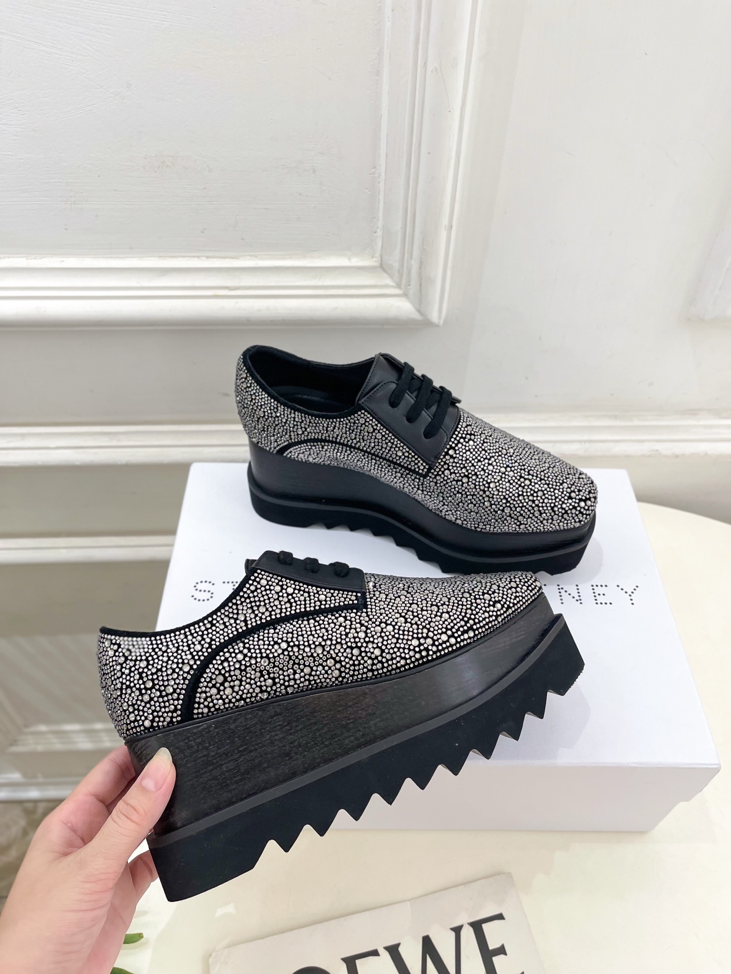 Stella McCartney 2025春夏新品 经典实木底满钻松糕鞋
—————————
作为这两年