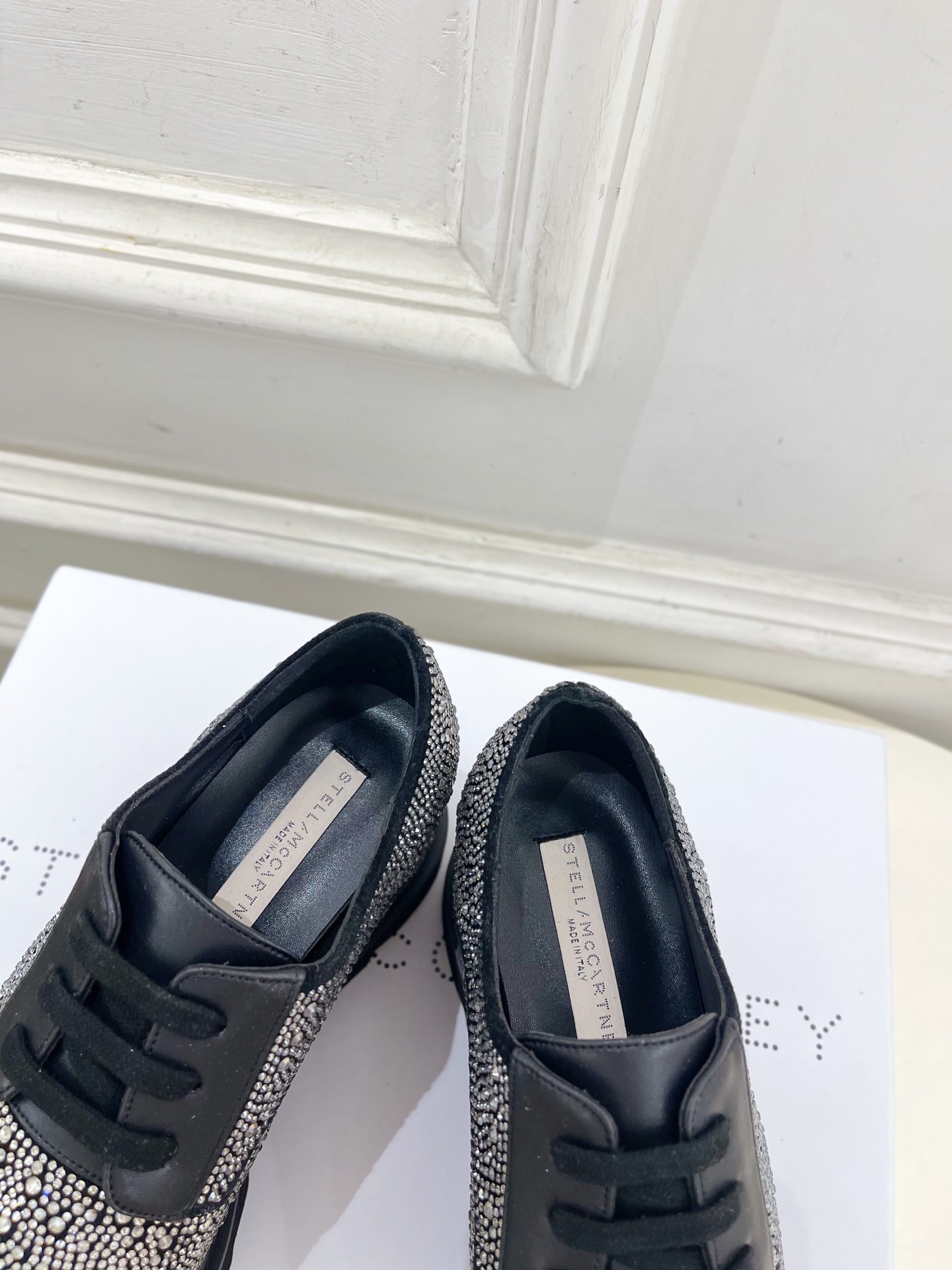 Stella McCartney 2025春夏新品 经典实木底满钻松糕鞋
—————————
作为这两年