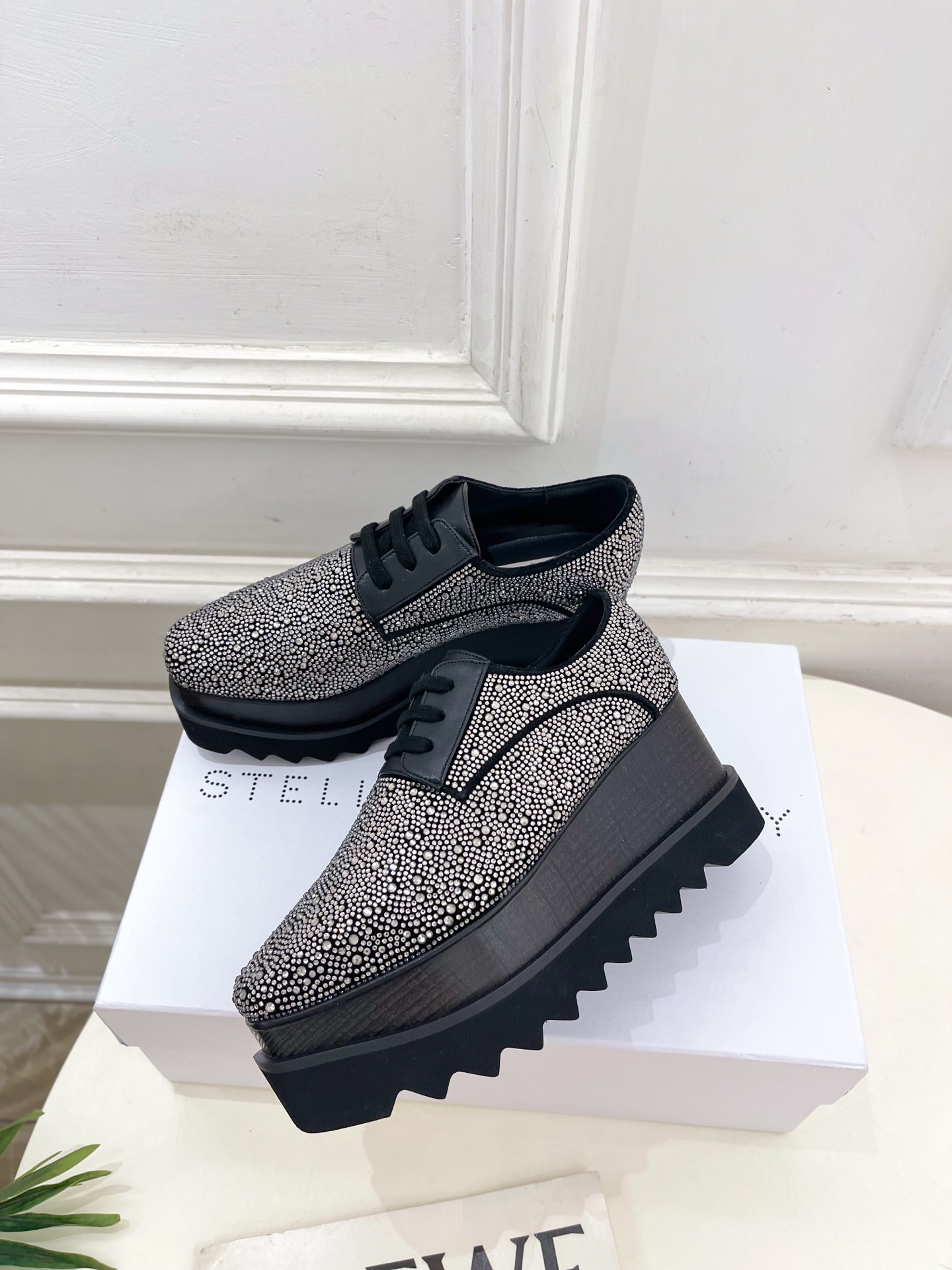 Stella McCartney 2025春夏新品 经典实木底满钻松糕鞋
—————————
作为这两年