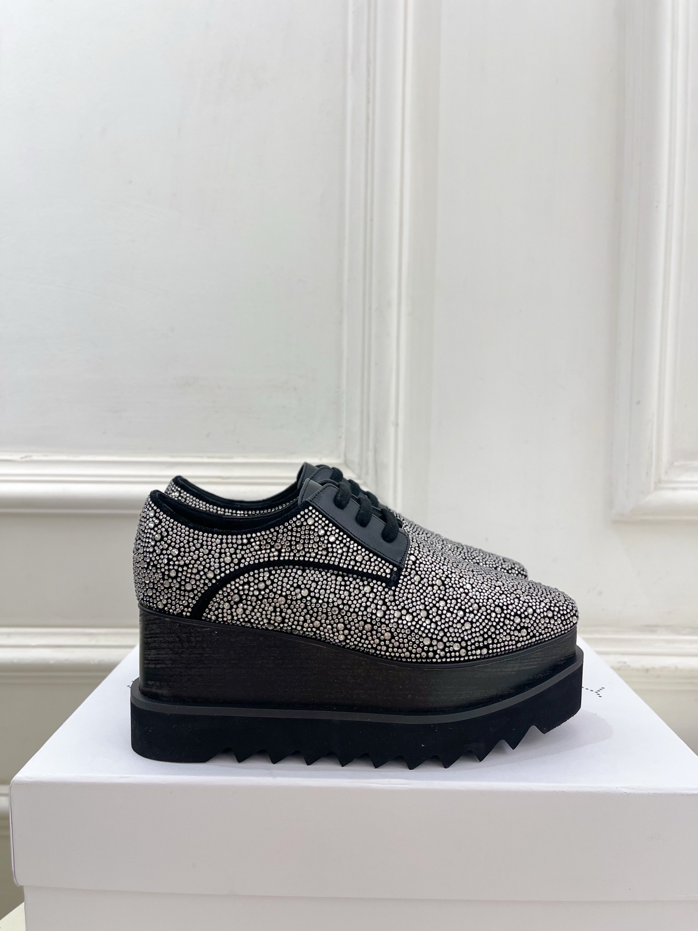 Stella McCartney 2025春夏新品 经典实木底满钻松糕鞋
—————————
作为这两年